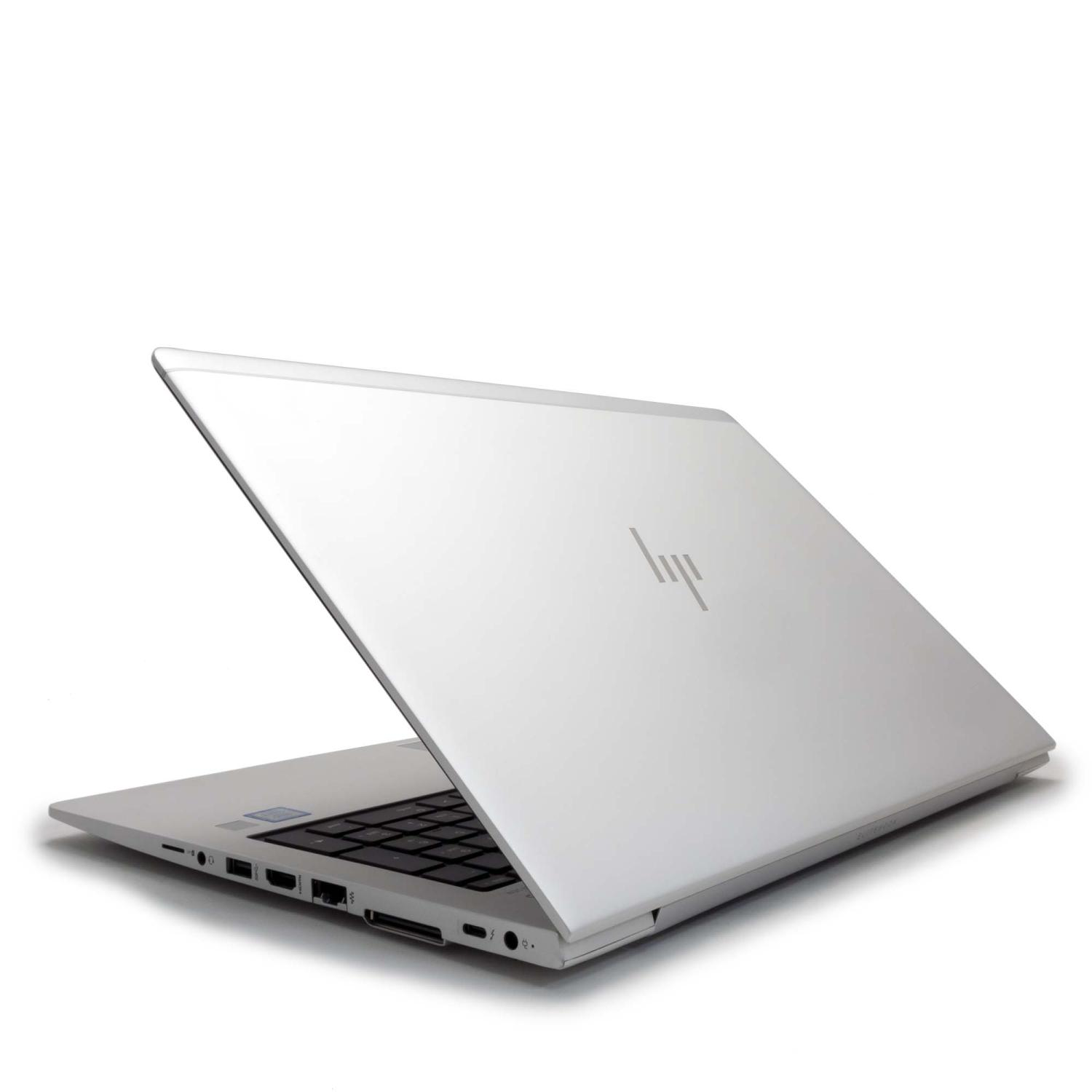 Ein silberner Laptop mit geöffnetem Bildschirm und HP-Logo. Der Hintergrund ist weiß.