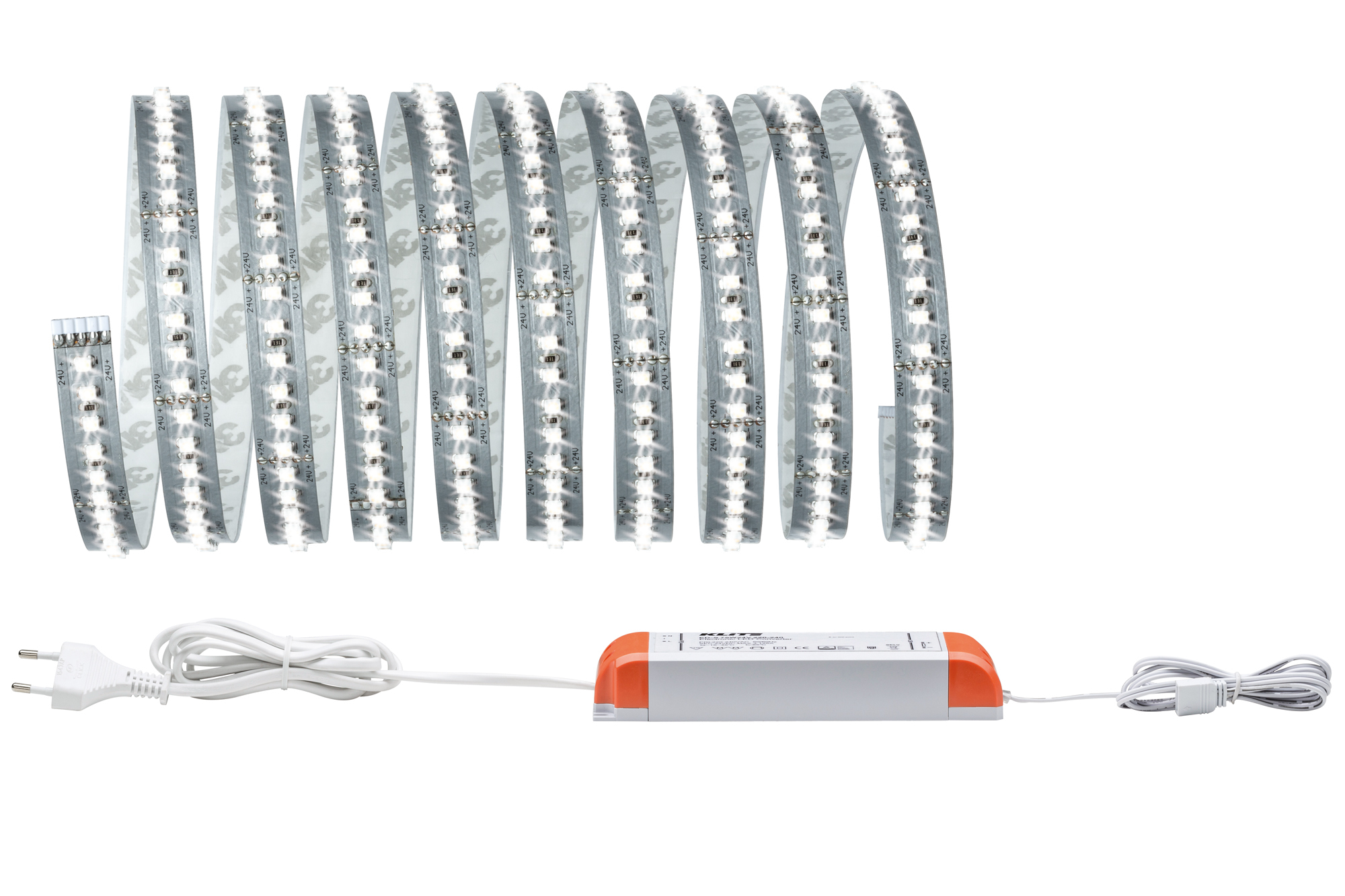 Ein Streifen LED-Lichter und ein Netzteil auf weißer Oberfläche, mit weißem Kabel.