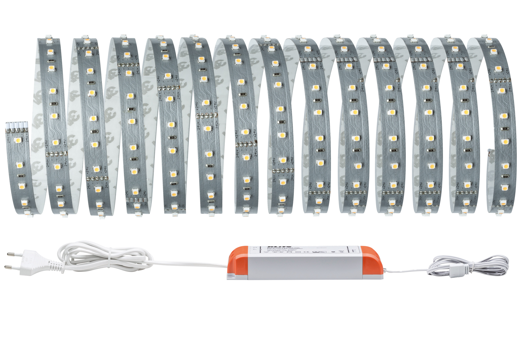 Strisce luminose a LED arrotolate. Un adattatore di alimentazione e una spina sono collegati. Sfondo bianco.
