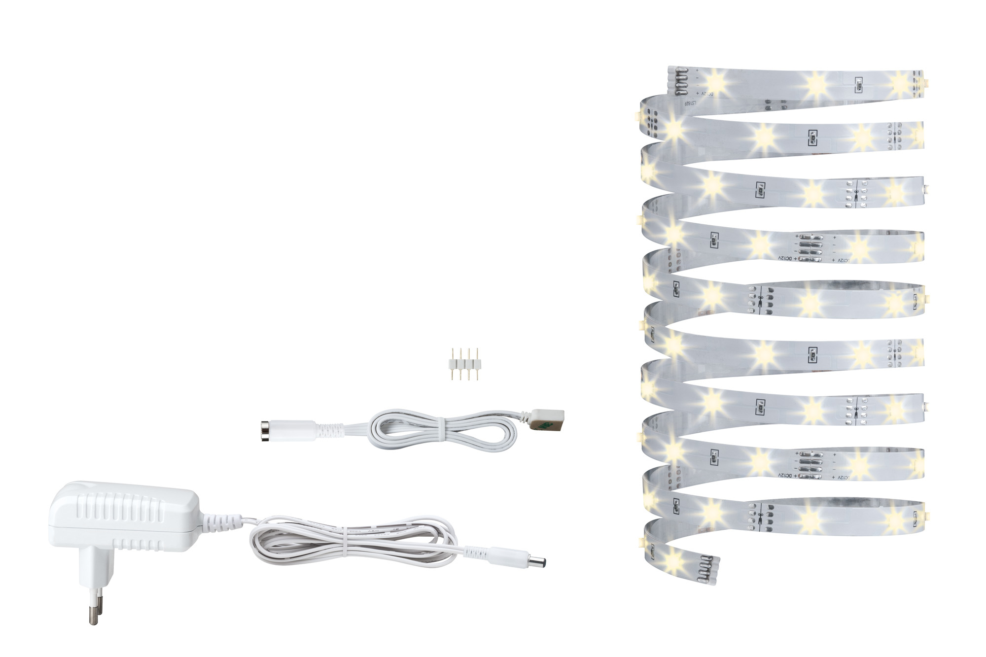Ein weißes LED-Band, ein Netzteil und ein Anschlusskabel auf weißem Hintergrund.