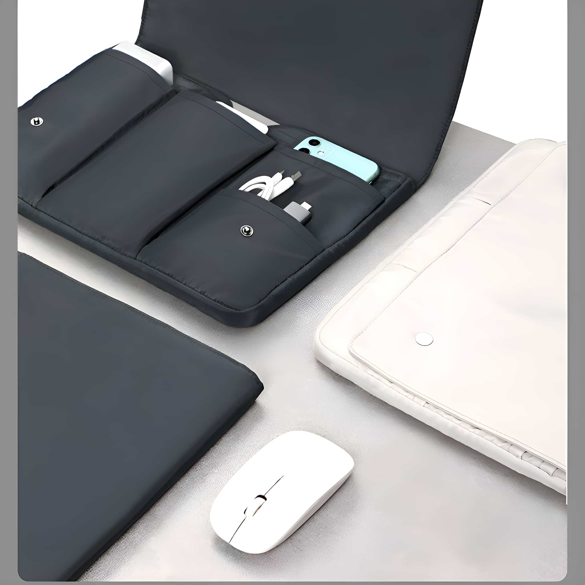 Dunkelgraues Etui mit Taschen, die ein Telefon, Kabel und eine weiße Maus enthalten.
