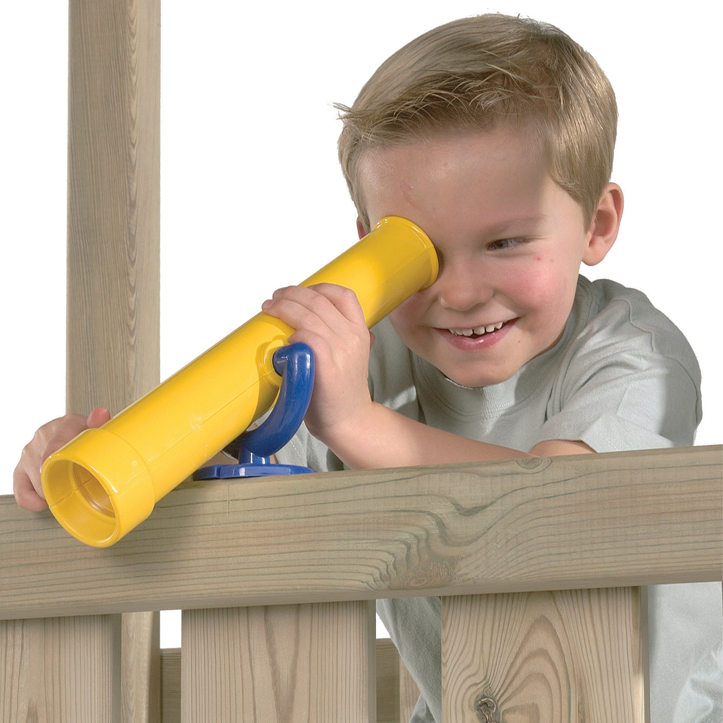 Ein kleiner Junge schaut durch ein gelbes Teleskop und lächelt vor einer Holzkonstruktion.