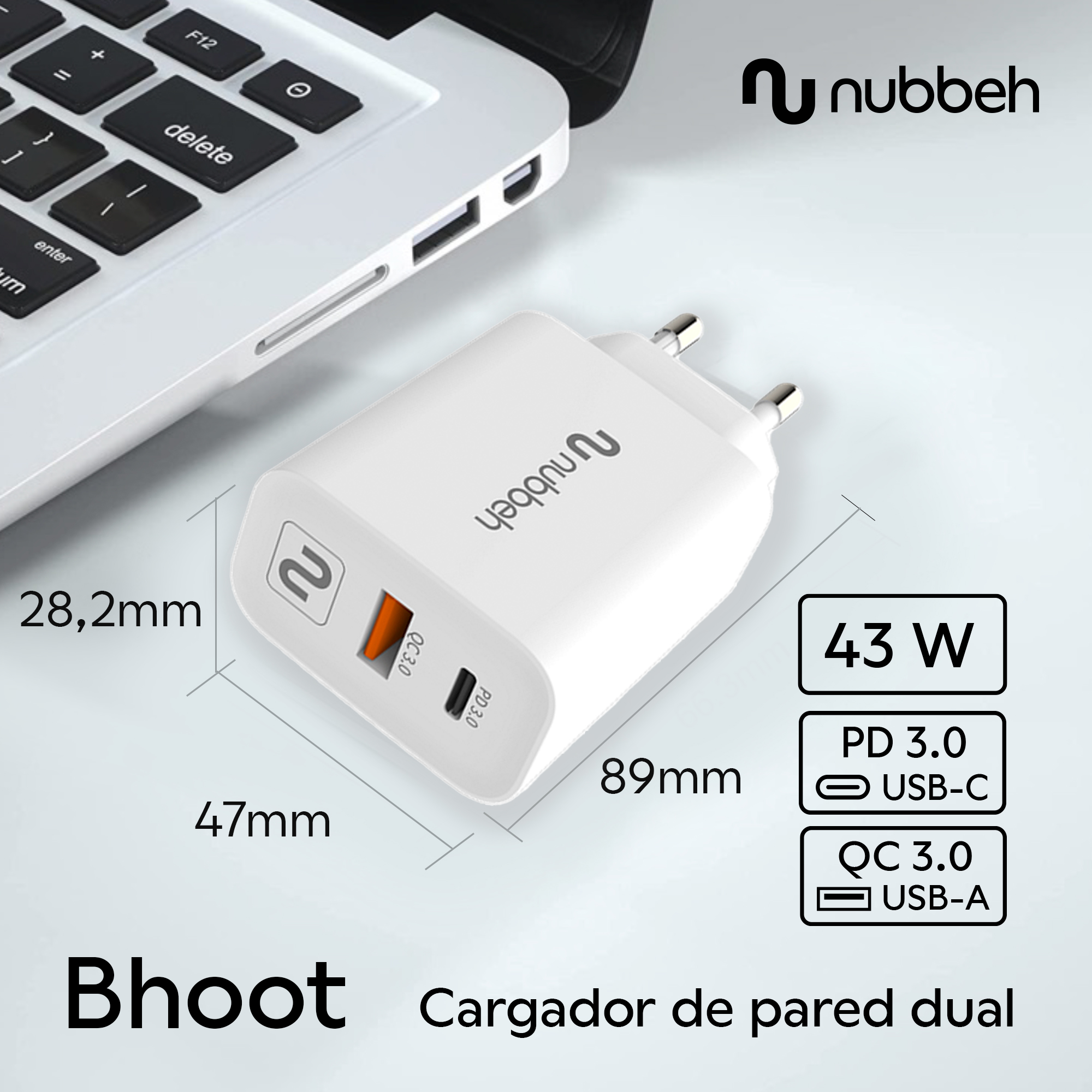 Cargador blanco con dos puertos USB y dimensiones, junto a un portátil.