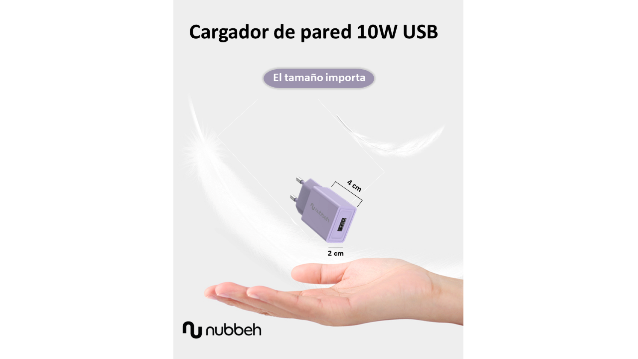 Cargador de pared USB morado sostenido por una mano, gráfico de pluma y texto en español, con medidas.