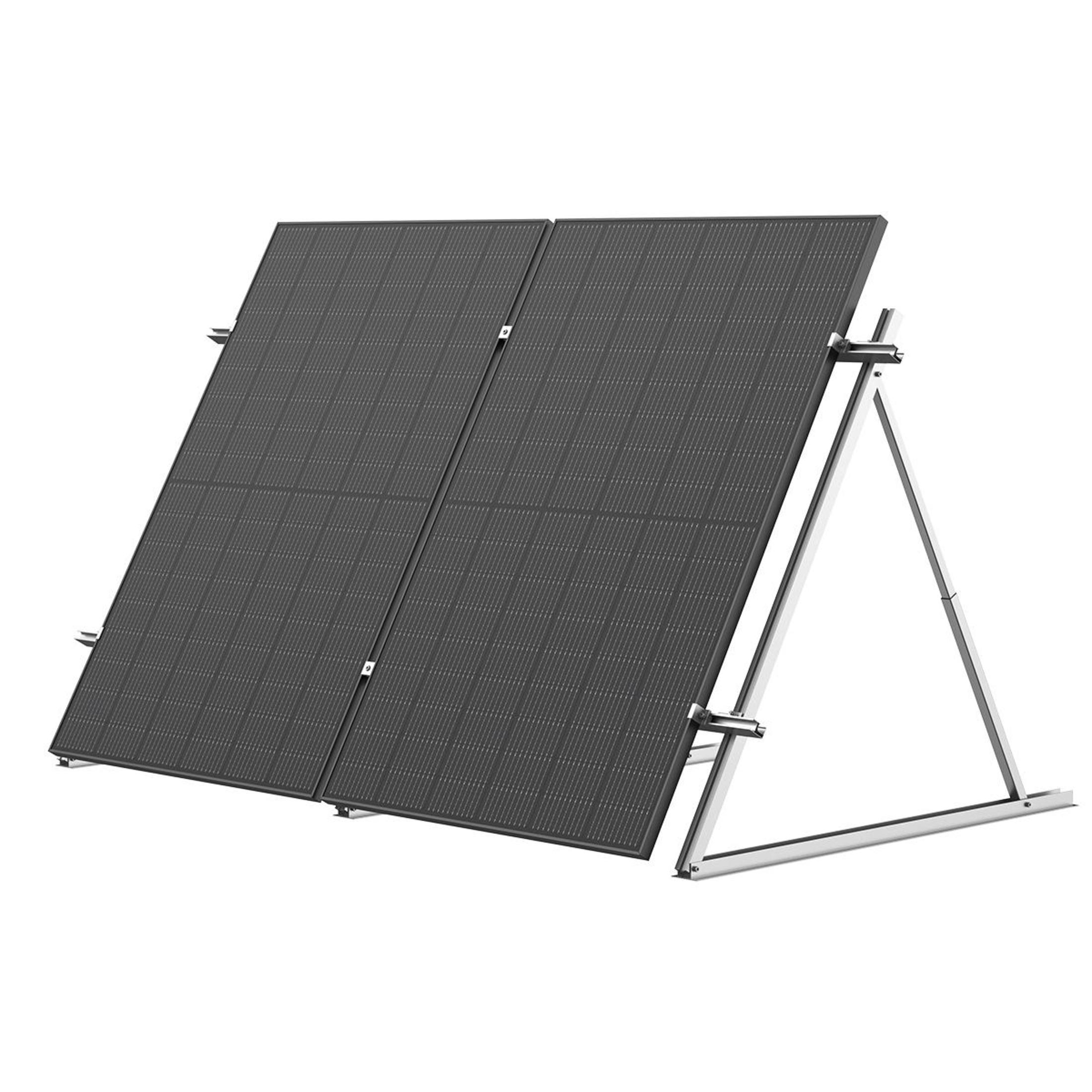 Zwei schwarze Solarmodule auf einem Metallrahmen, gegen einen weißen Hintergrund geneigt.