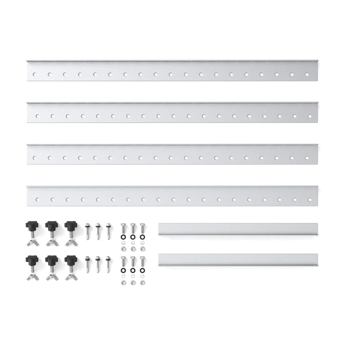 Cztery srebrne metalowe pręty z otworami na śruby, śrubami i pokrętłami na białym tle.