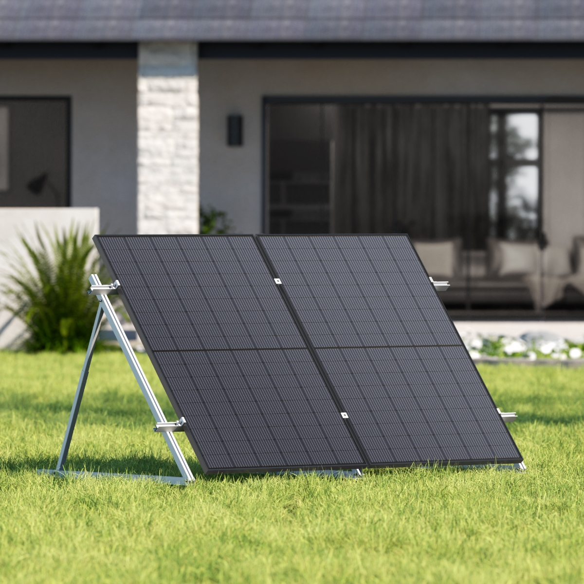 Solarpaneele auf einem Metallrahmen in einem grasbewachsenen Garten, mit einem Haus im Hintergrund.