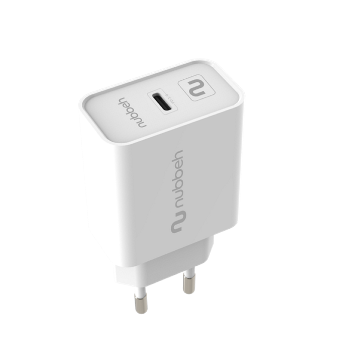 Cargador nubbeh blanco con enchufe, mirando hacia arriba. Logotipo nubbeh y puerto USB-C visibles arriba.