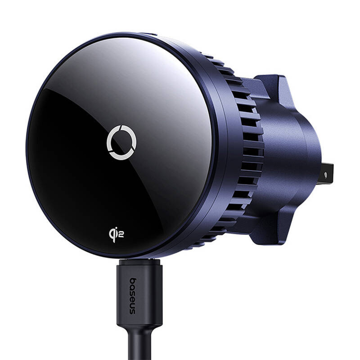 Czarna ładowarka bezprzewodowa z kablem, białe tło.