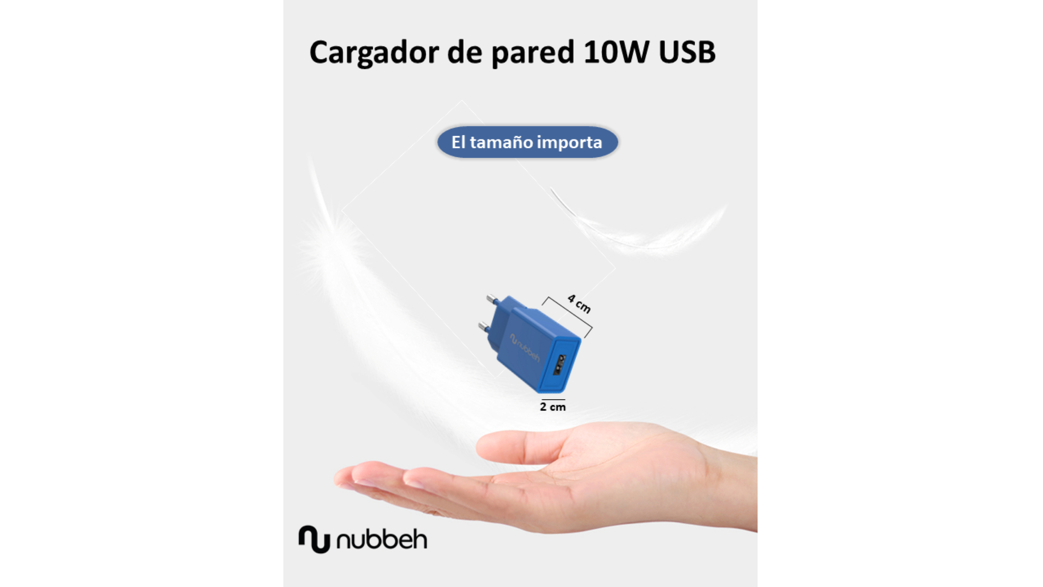 Cargador de pared azul sostenido en una mano, con el texto 'El tamaño importa' y dimensiones, en blanco.