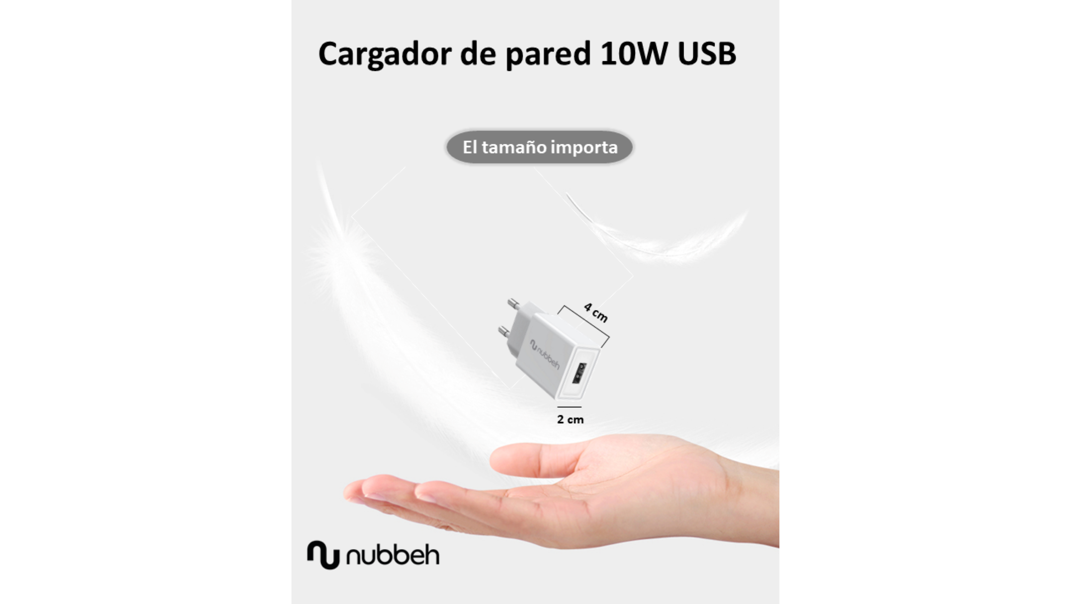 Cargador en mano, con medidas. Cargador USB de pared de 10W, el texto dice 'El tamaño importa'.