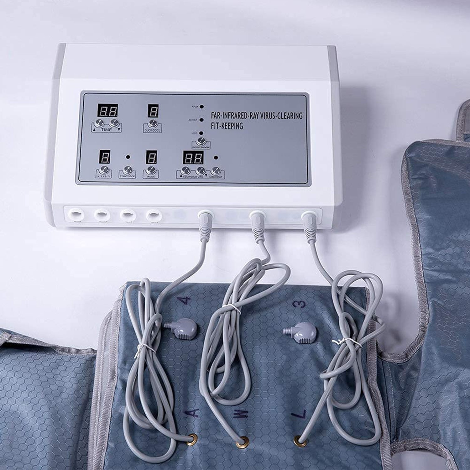 Un dispositivo de terapia blanco con tubos y manguitos textiles azules.