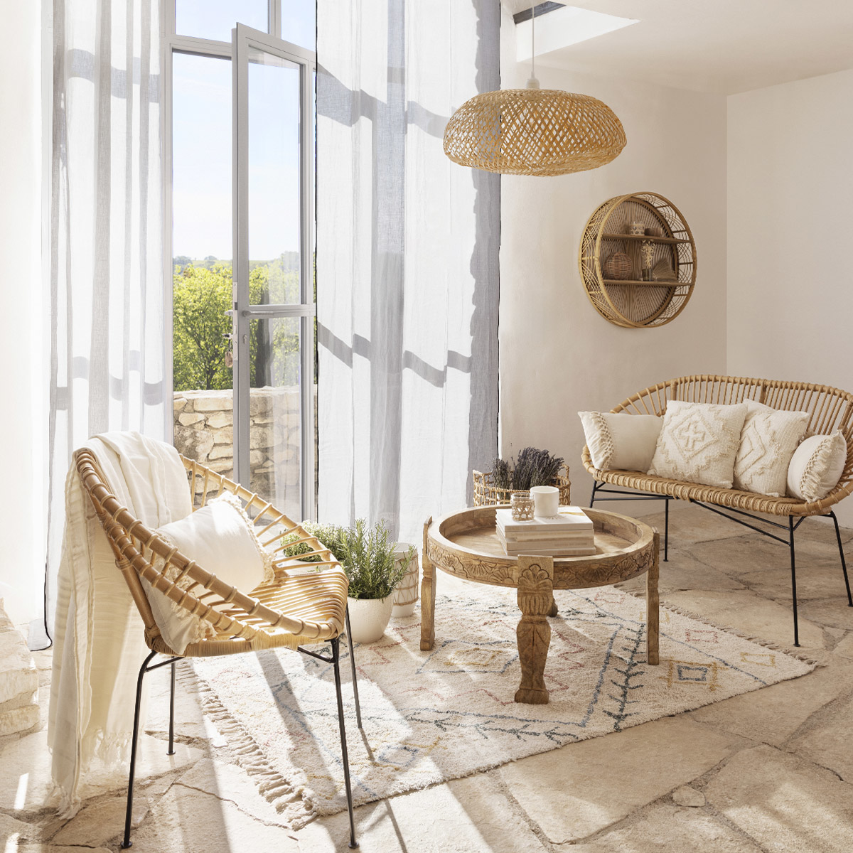 Una escena de sala de estar luminosa con luz natural y muebles de ratán.