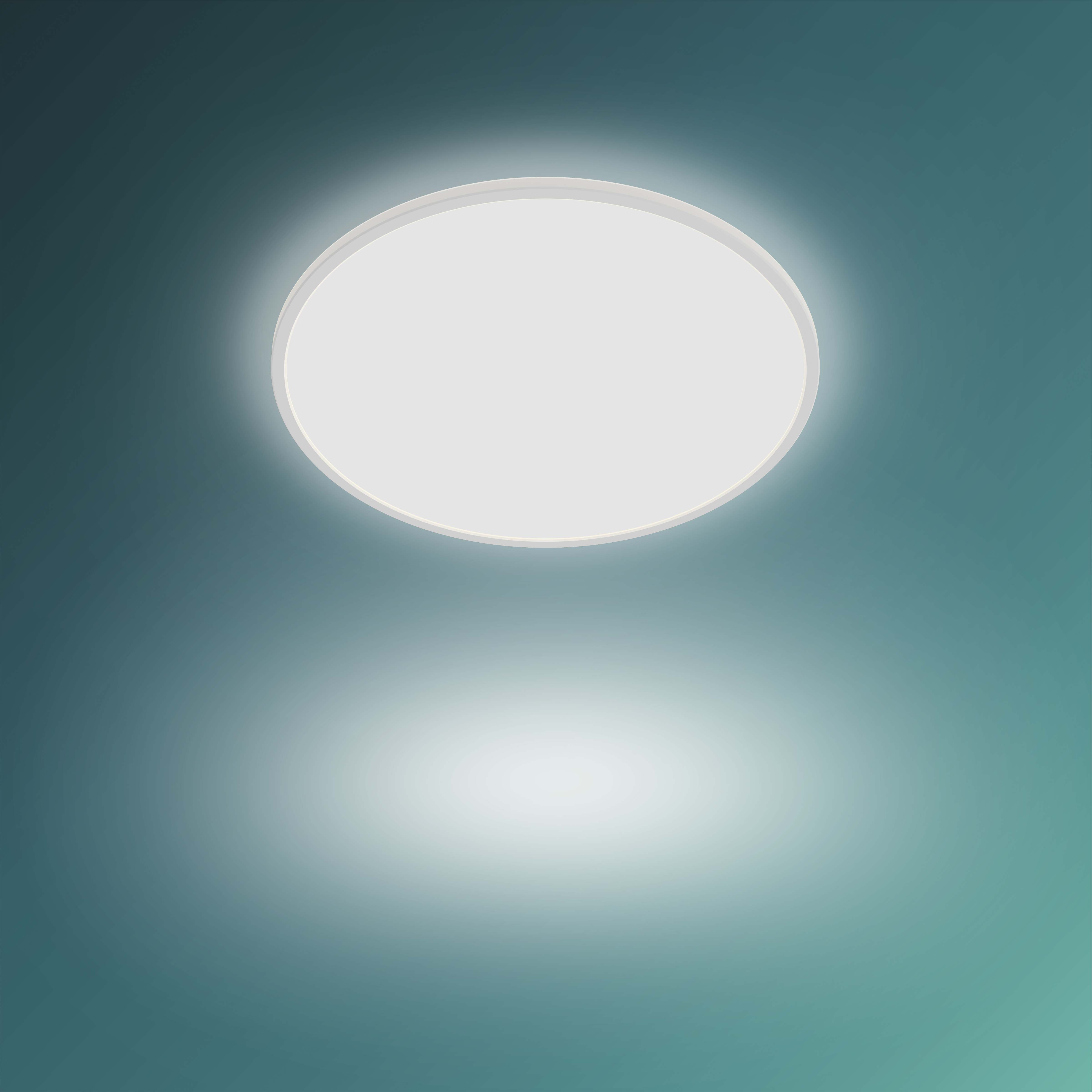 Una plafoniera rotonda brilla su sfondo verde acqua, riflettendosi in basso. La luce è centrata.