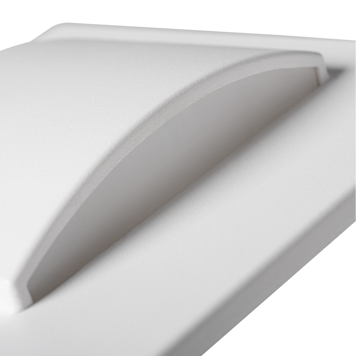 Primer plano de un componente blanco, moderno y curvo de una luminaria.