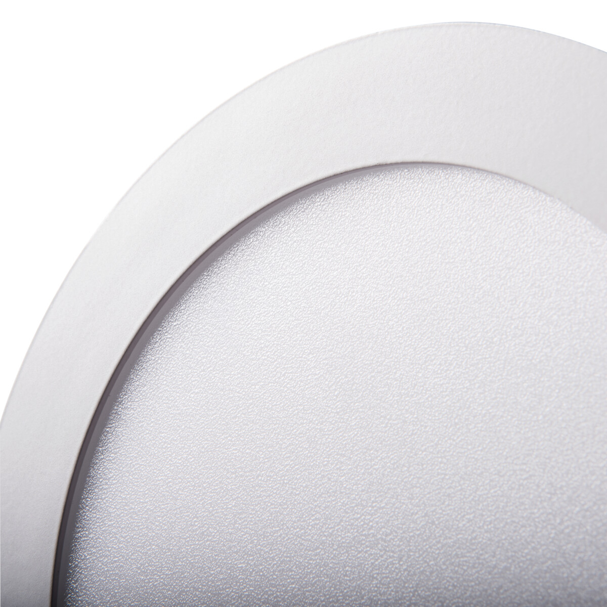 Primer plano de una luminaria blanca con superficie texturizada y borde blanco.