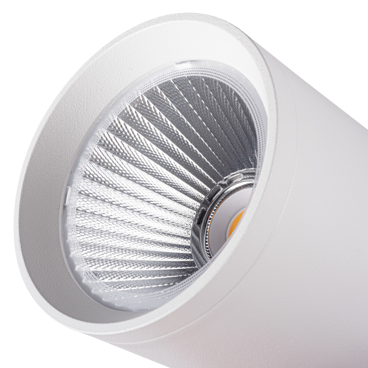 Apparecchio di illuminazione cilindrico bianco con interno argentato e luce a incasso.