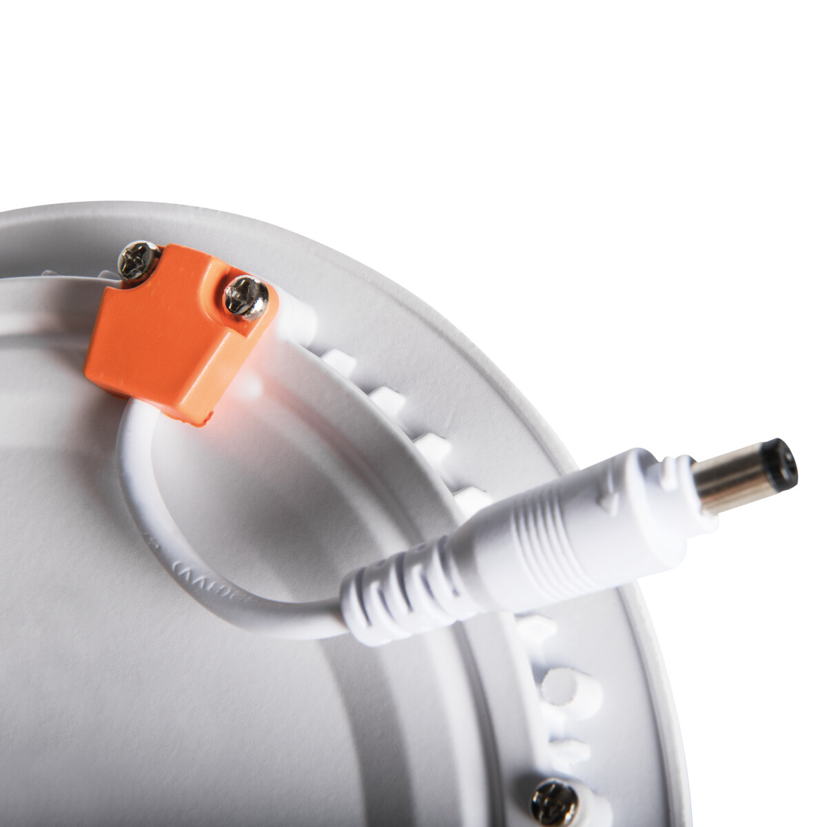 Primer plano de la parte trasera de una lámpara con conector naranja y cable blanco.