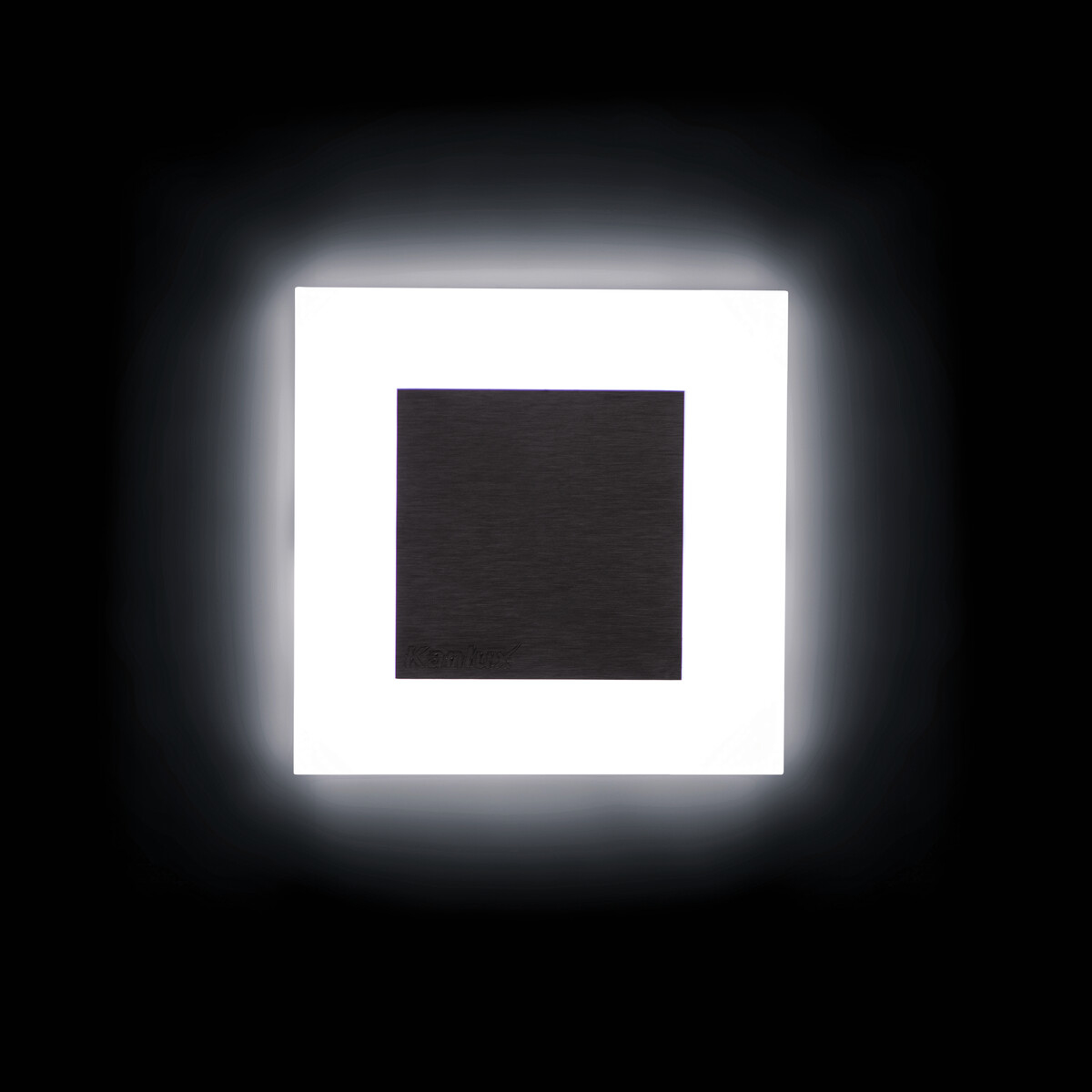 Apparecchio di illuminazione a LED quadrato su sfondo nero. Centro nero con contorno bianco.
