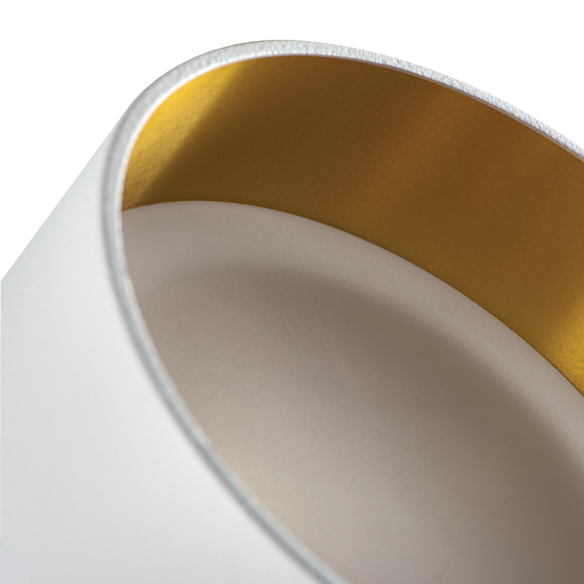 Primer plano de un cilindro blanco con borde interior dorado.