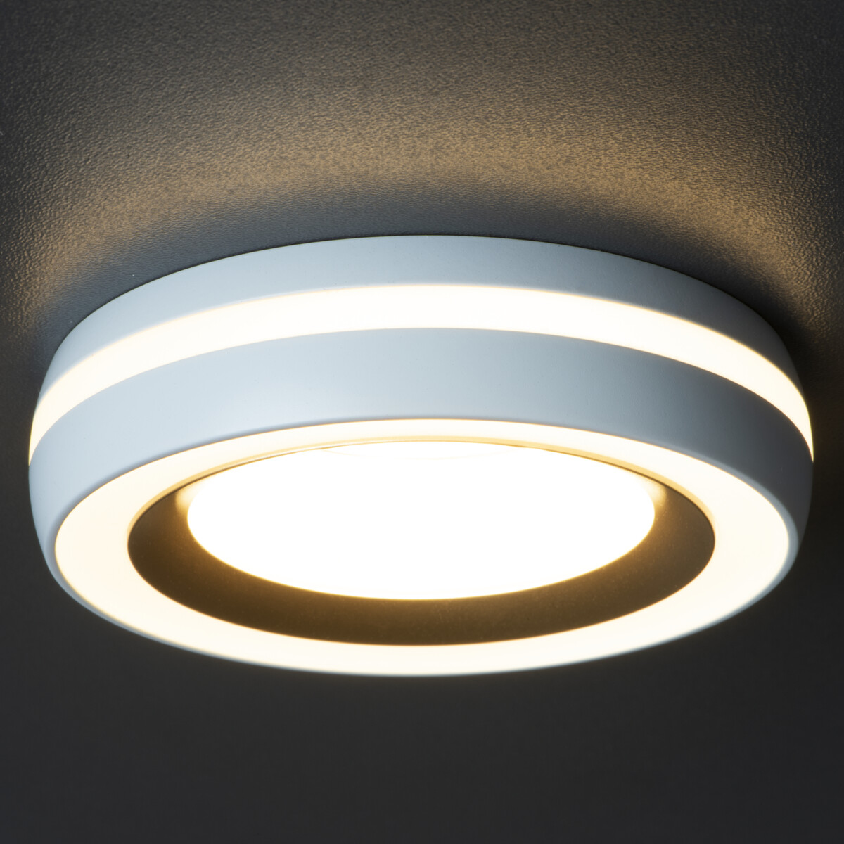 Un interno moderno in stile industriale con una grande finestra, pareti in cemento e varie lampade.