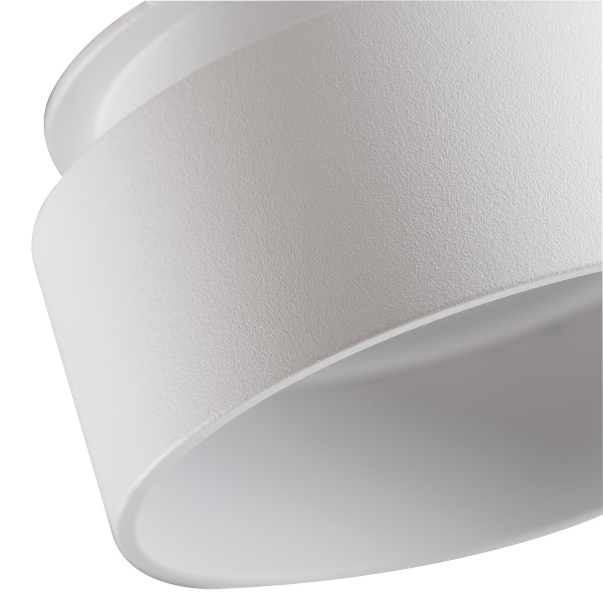 Apparecchio di illuminazione bianco con design curvo, primo piano, sfondo bianco.