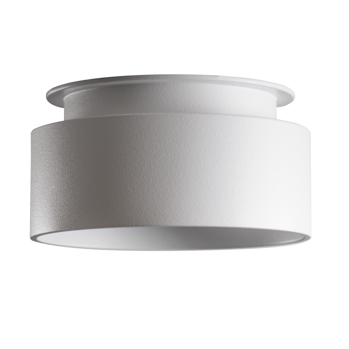 Una luminaria cilíndrica blanca con un borde elevado. Es un diseño simple y moderno.