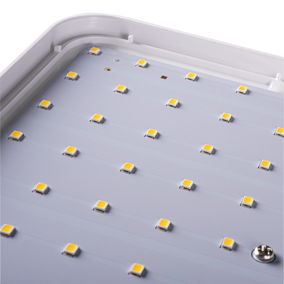 Gros plan sur un panneau LED, fond blanc.