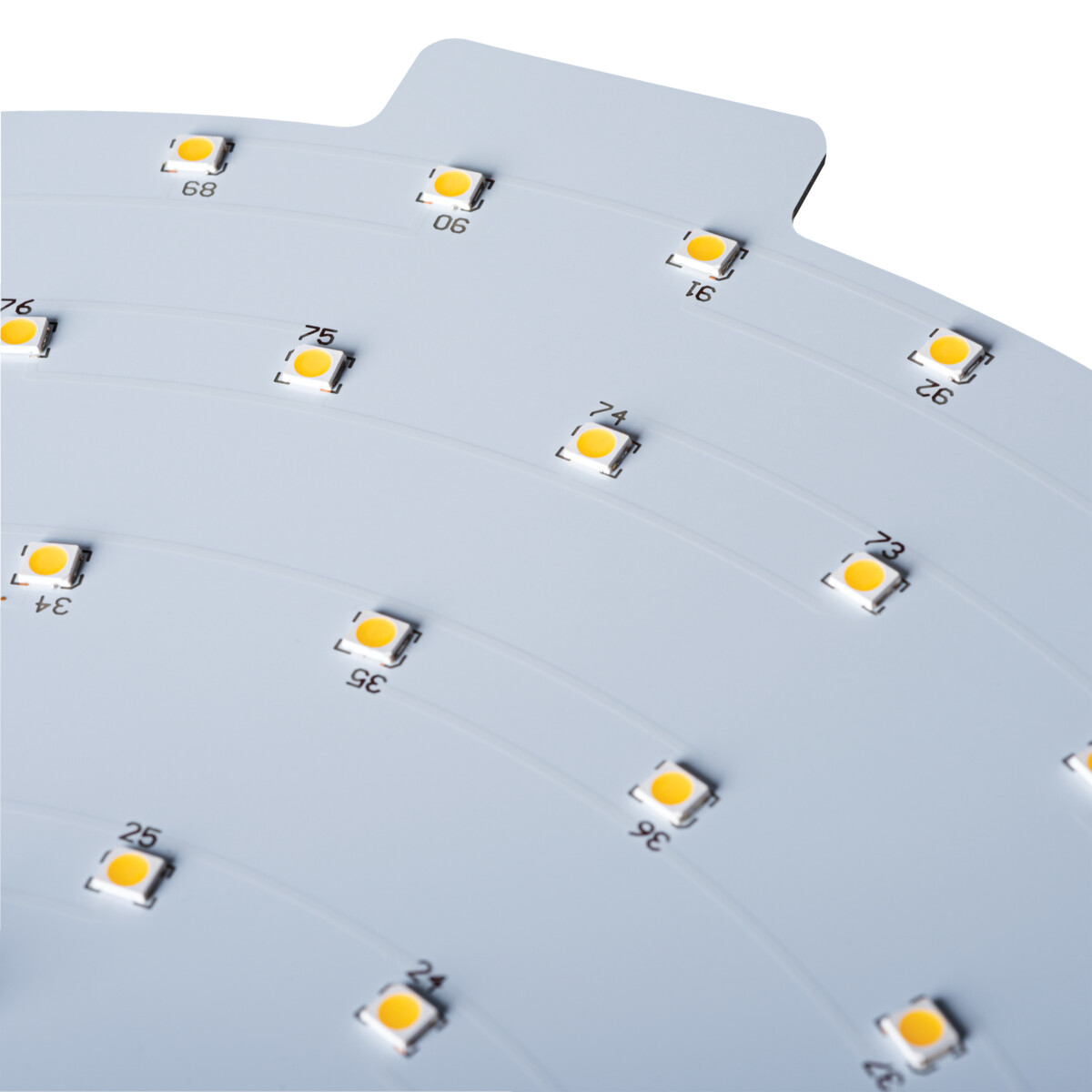 Primo piano di un pannello luminoso a LED circolare. Molti piccoli LED gialli sono disposti in cerchi concentrici.