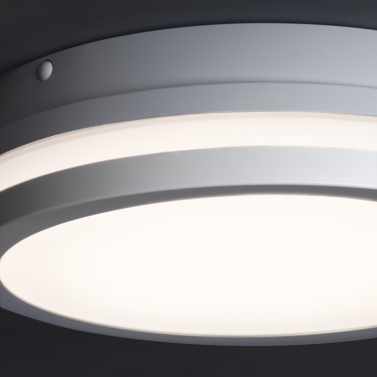 Ronde witte plafondlamp met een heldere centrale lichtbron.