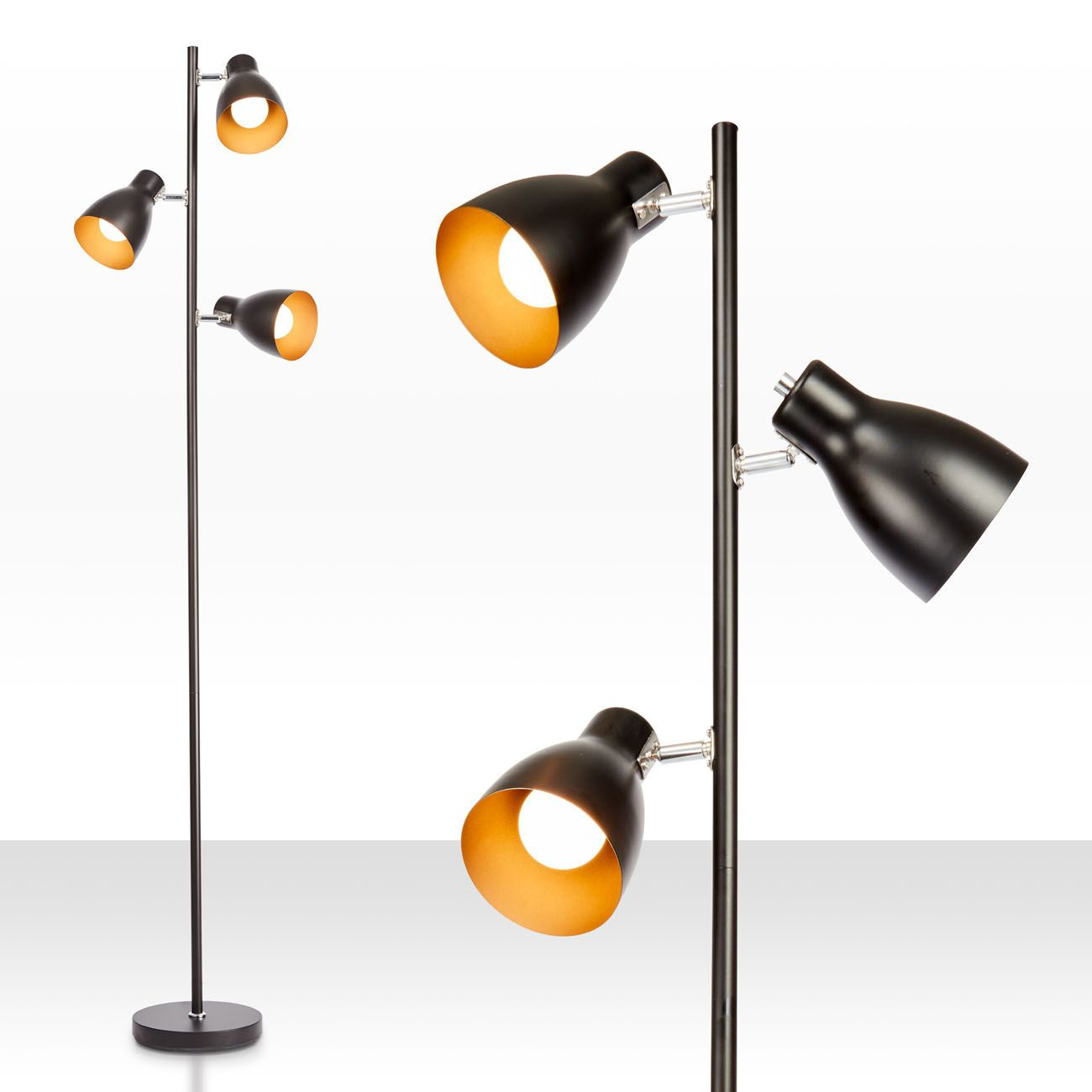 Una lampada da terra con stelo nero e tre lampade nere con interni dorati. Isolato su bianco.