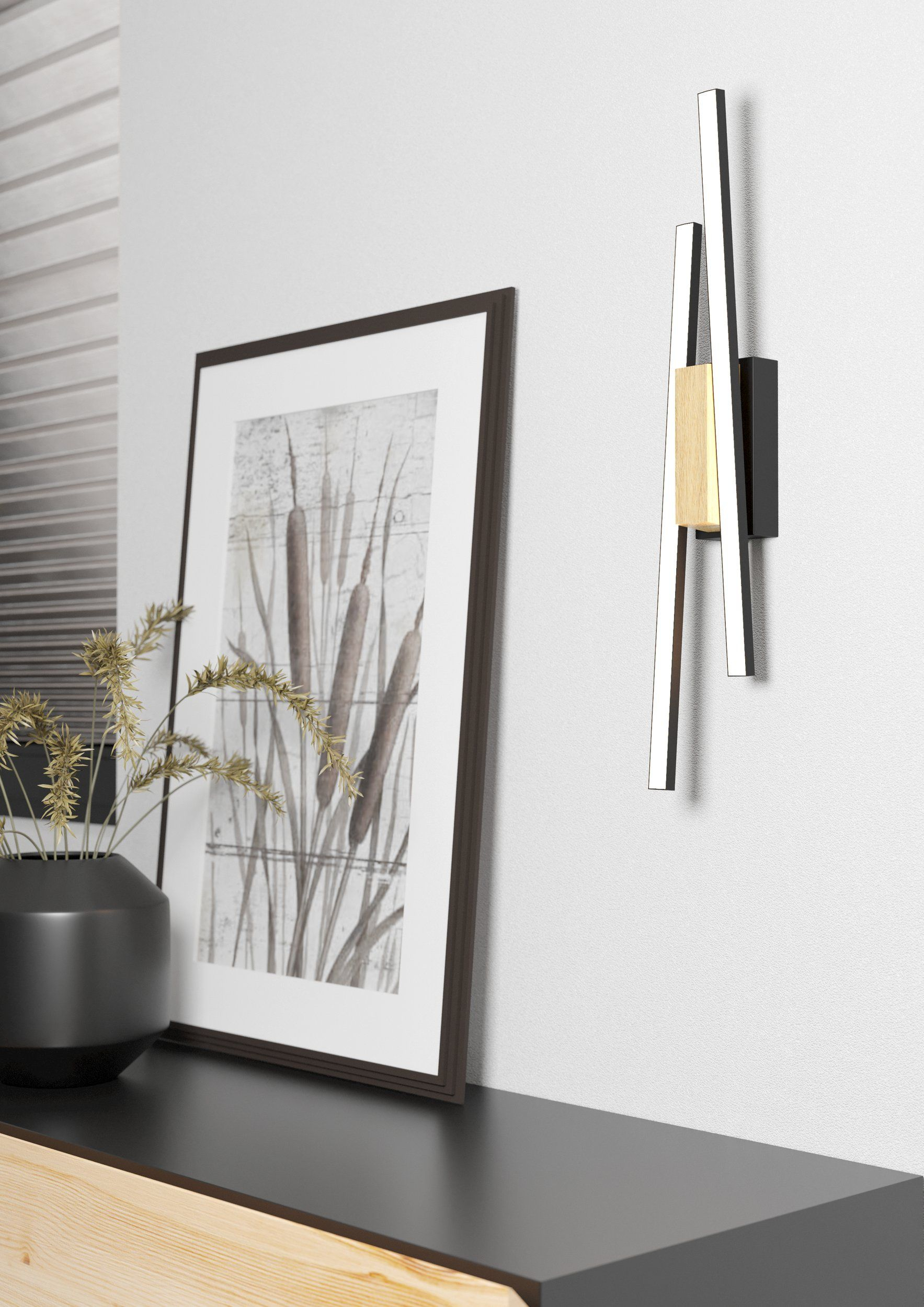 Innenszene mit Bild, Vase und moderner Wandleuchte auf einem Regal.