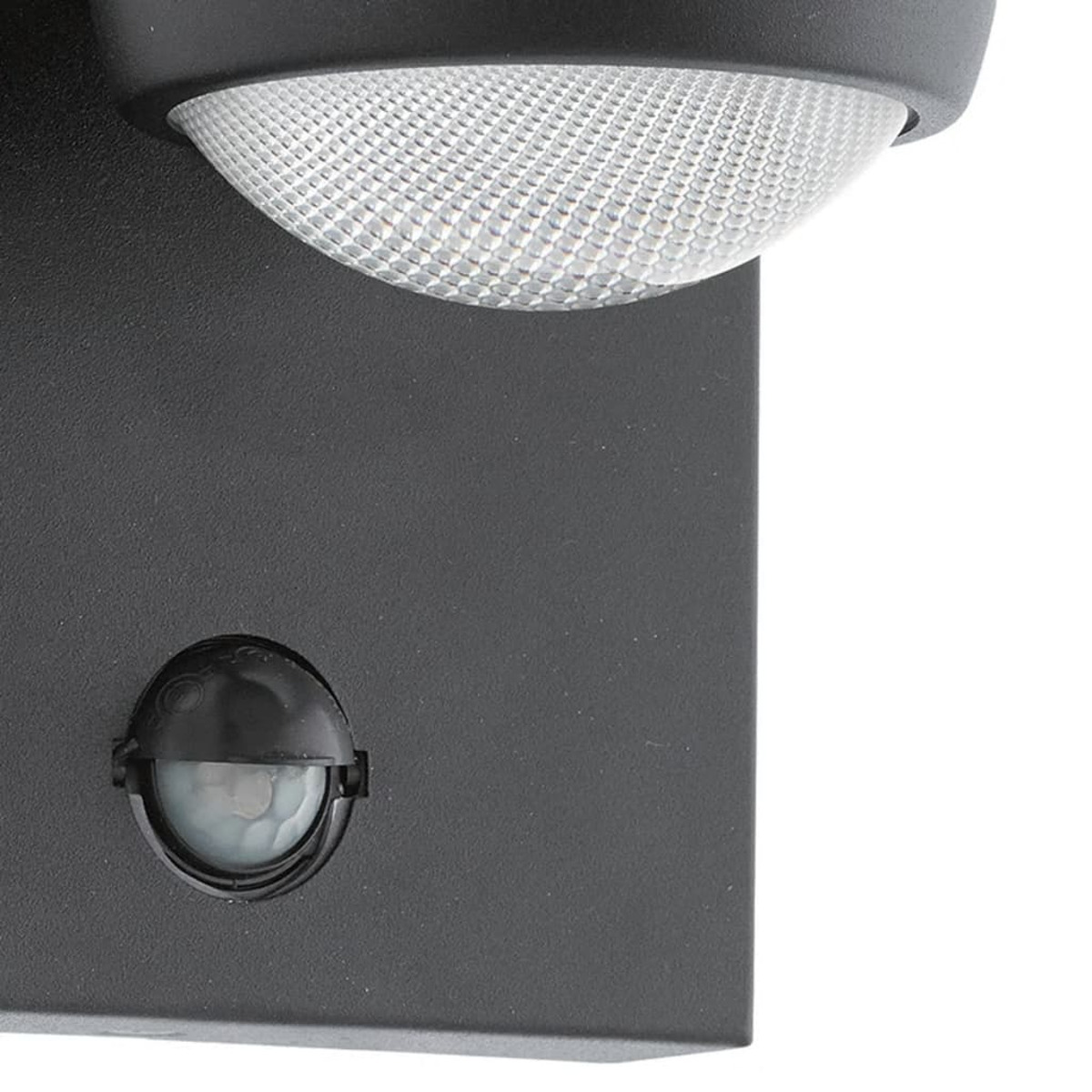 Schwarze Außenlampe mit Sensor und klarer Kunststoffkuppel.