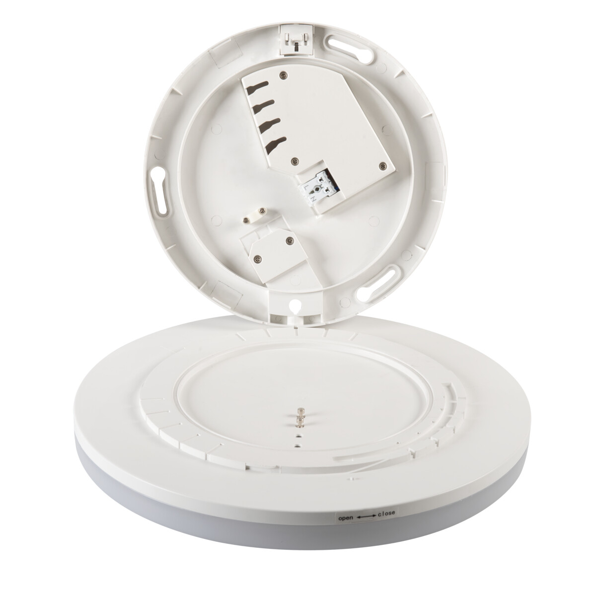 Lampada da soffitto bianca aperta con componenti interni visibili, isolata.