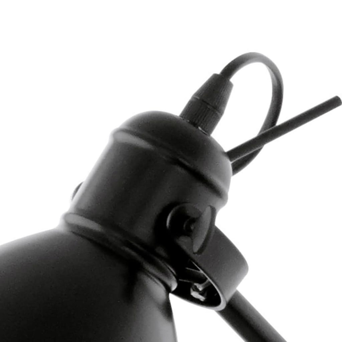 Zbliżenie czarnej lampy z widocznym przewodem i połączeniem. Lampa na białym tle.