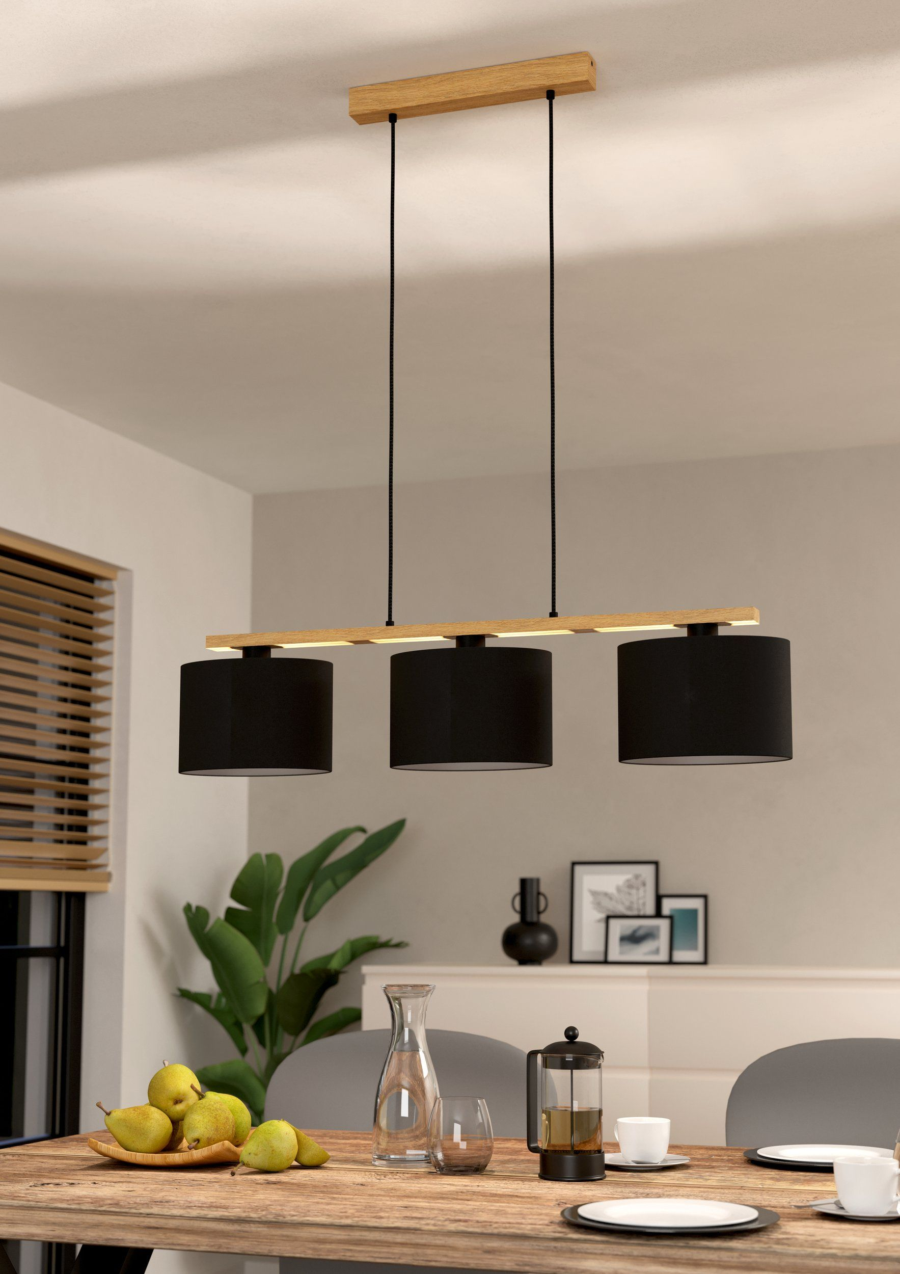 Tisch mit Holzkonstruktion, Hängeleuchte mit drei schwarzen Lampenschirmen, Esszimmer-Szene.
