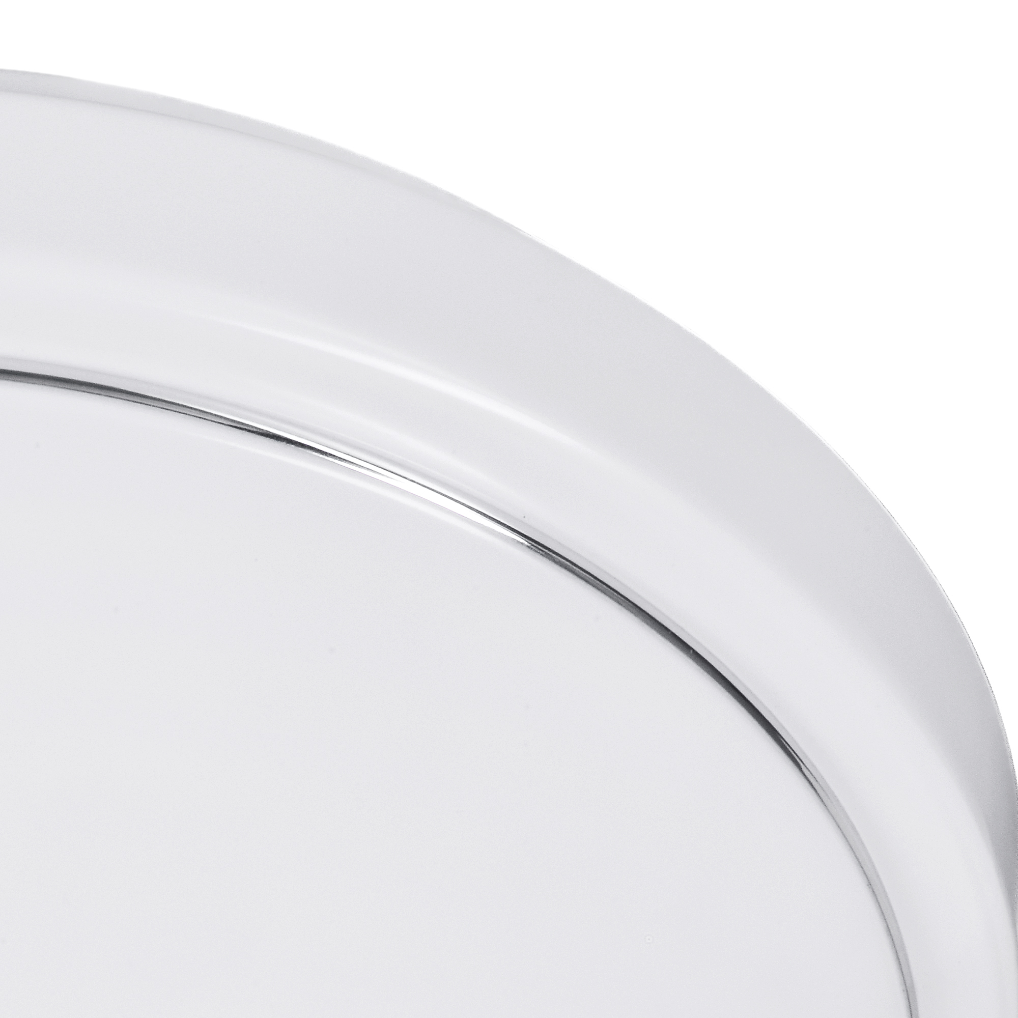 Primo piano di un oggetto circolare bianco con bordo argentato, su sfondo bianco.