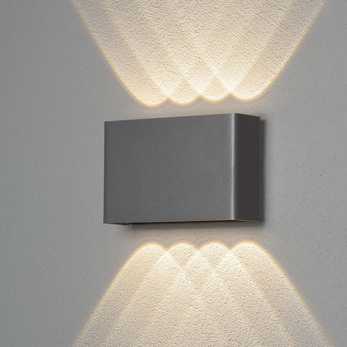 Una lampada da parete bianca dal design vintage. Ha una lampadina e un sensore di movimento.