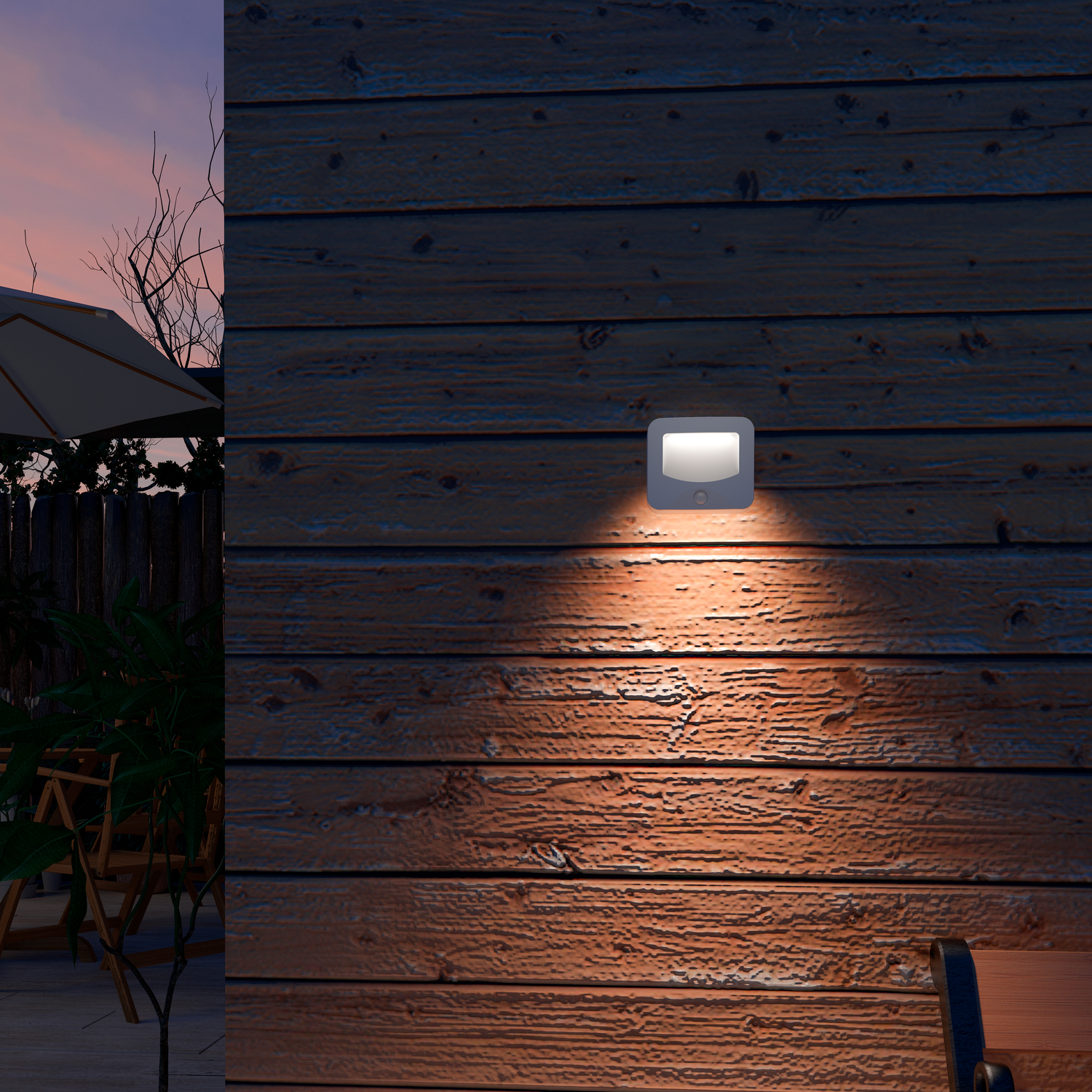 Scena all'aperto al crepuscolo, luce da parete illuminata, parete in legno, mobili da patio e cielo rosa.