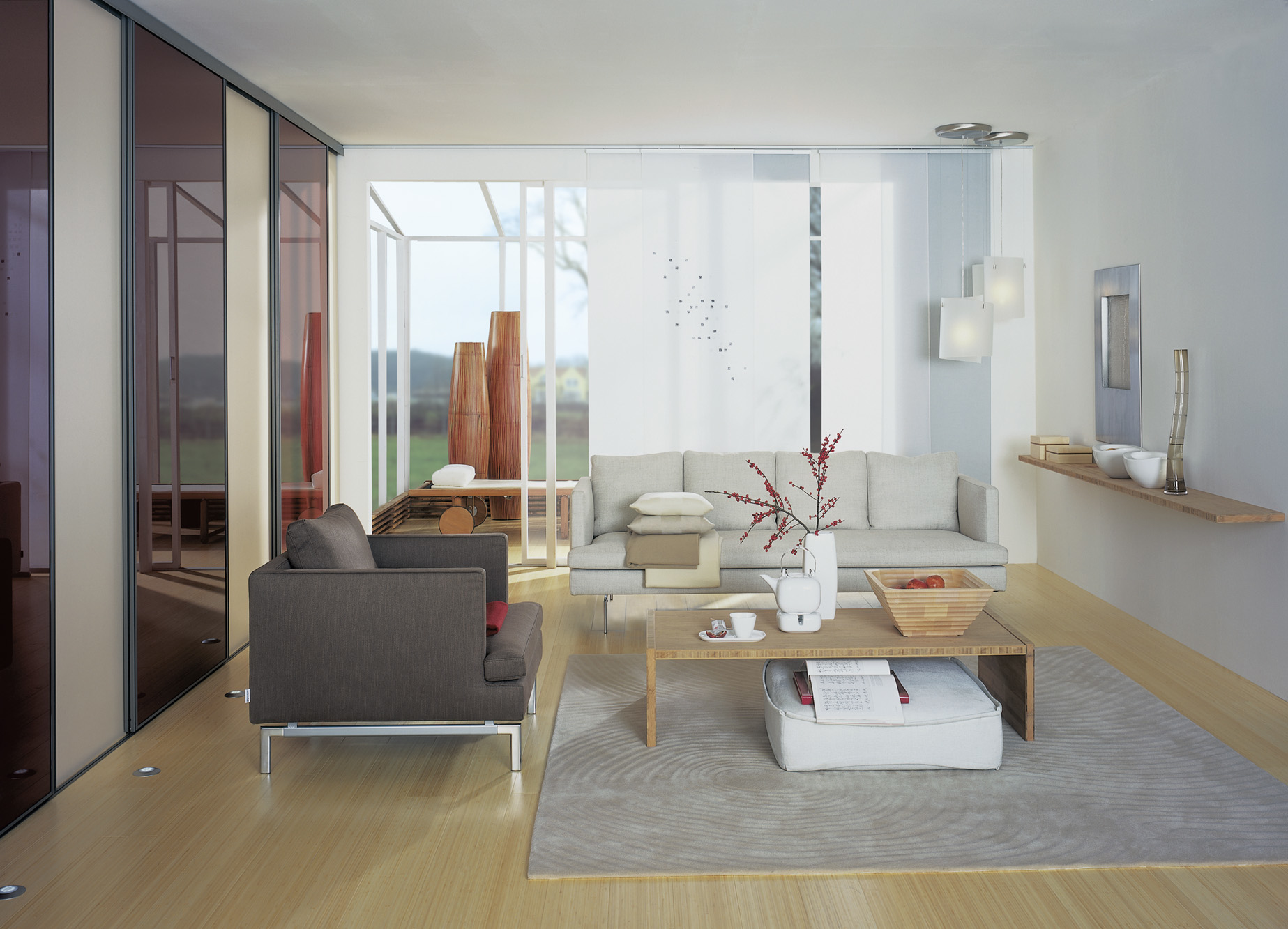Wohnzimmer mit Sofa, Stühlen, Couchtisch, Teppich und Glastüren.