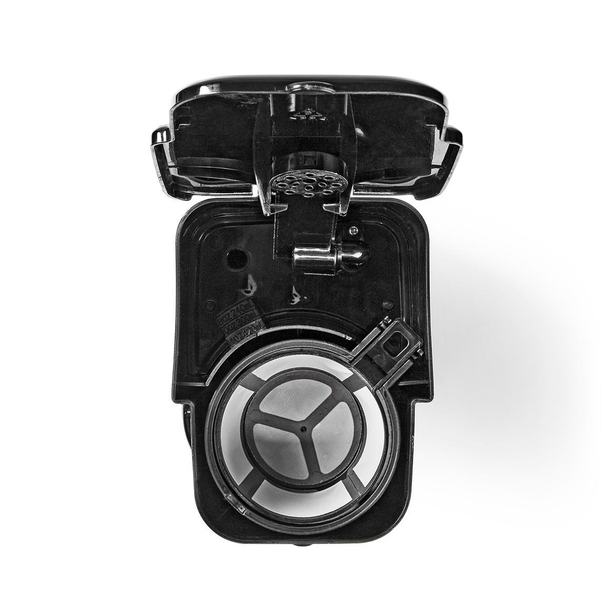 Czarny kosz filtra do ekspresu do kawy, otwarty, odsłaniający filtr siatkowy. Widok z góry, na białym tle.