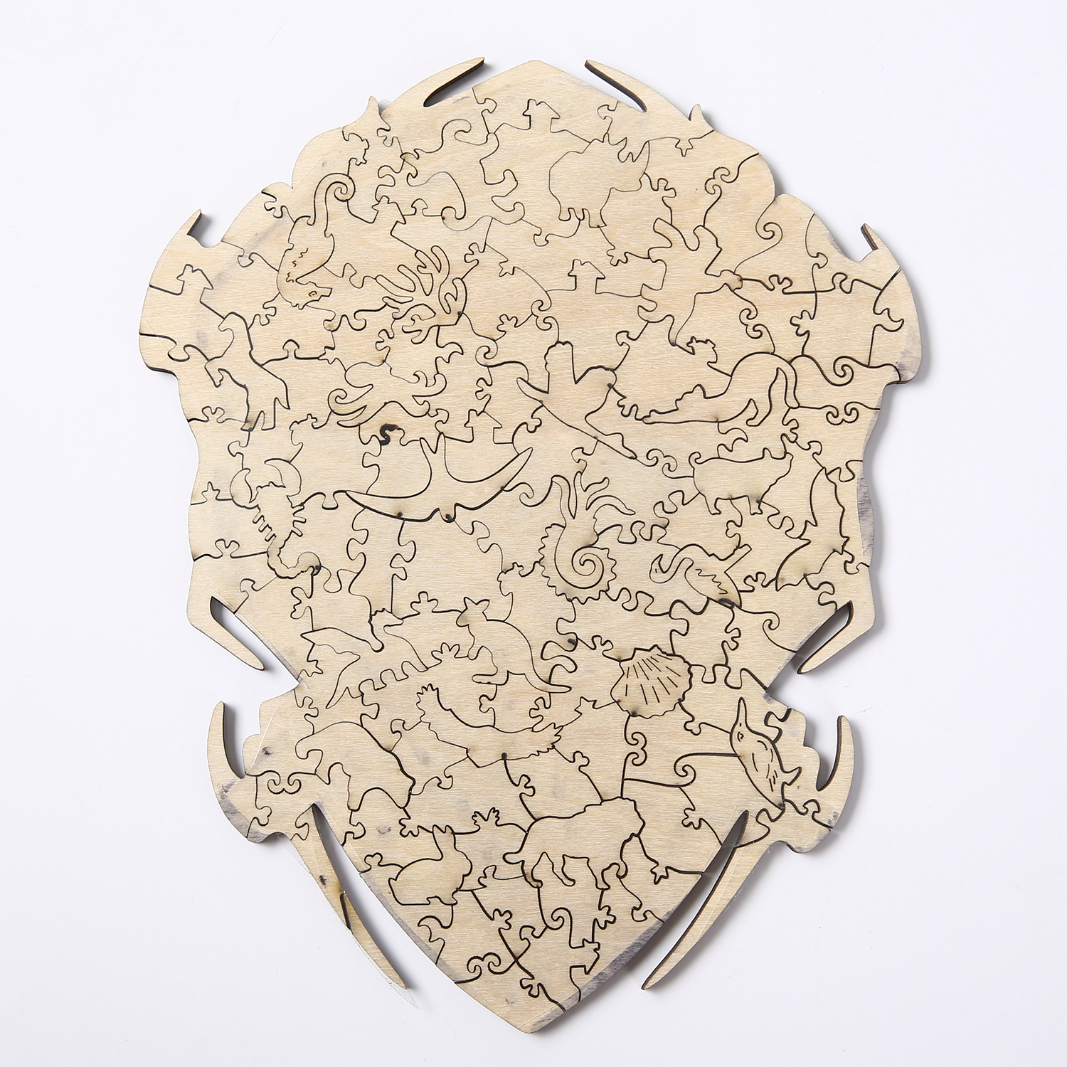 Holzpuzzle mit unregelmäßiger Form. Viele kleine Teile bilden ein Drachenbild.