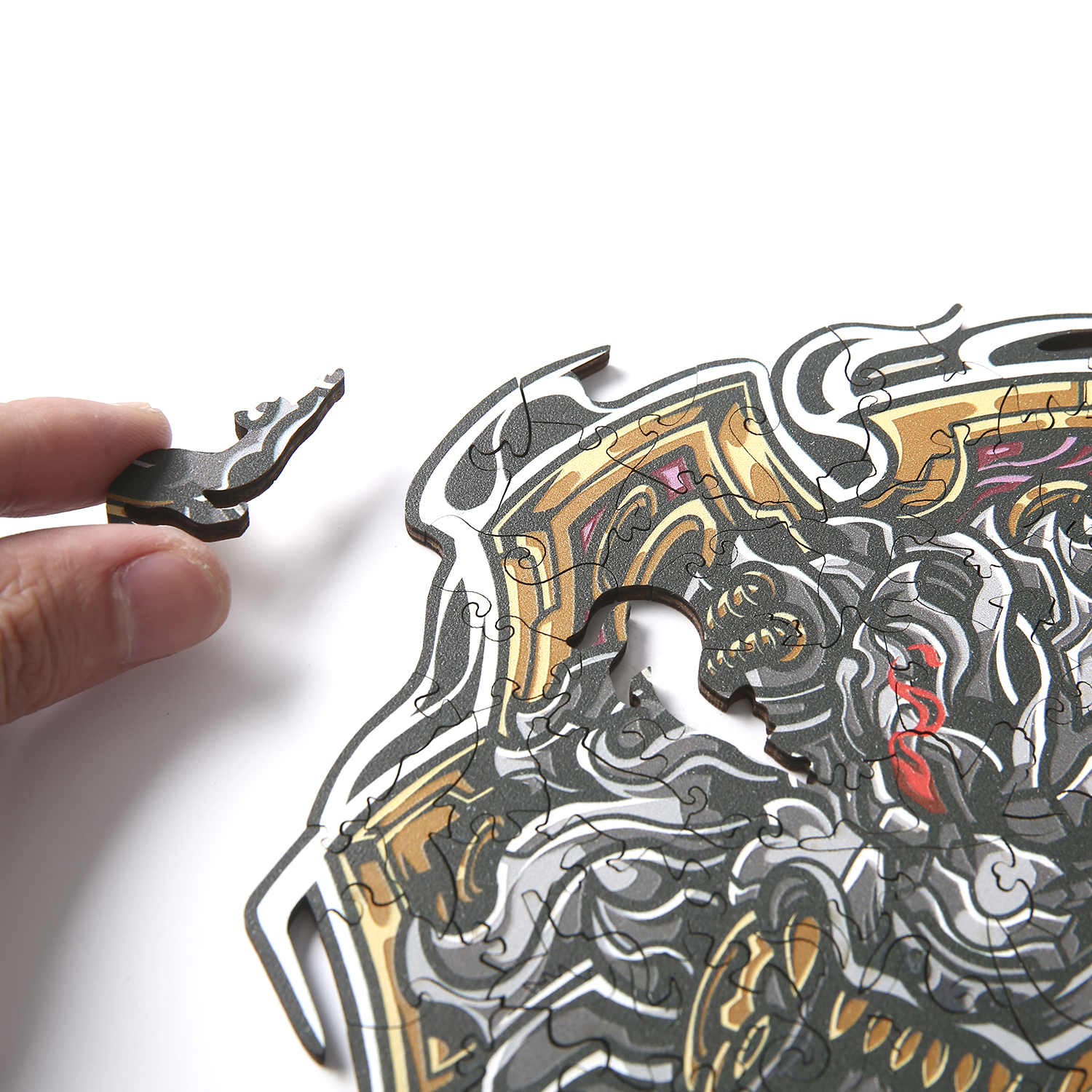 Eine Hand legt ein Puzzleteil auf ein teilweise zusammengesetztes Puzzle.