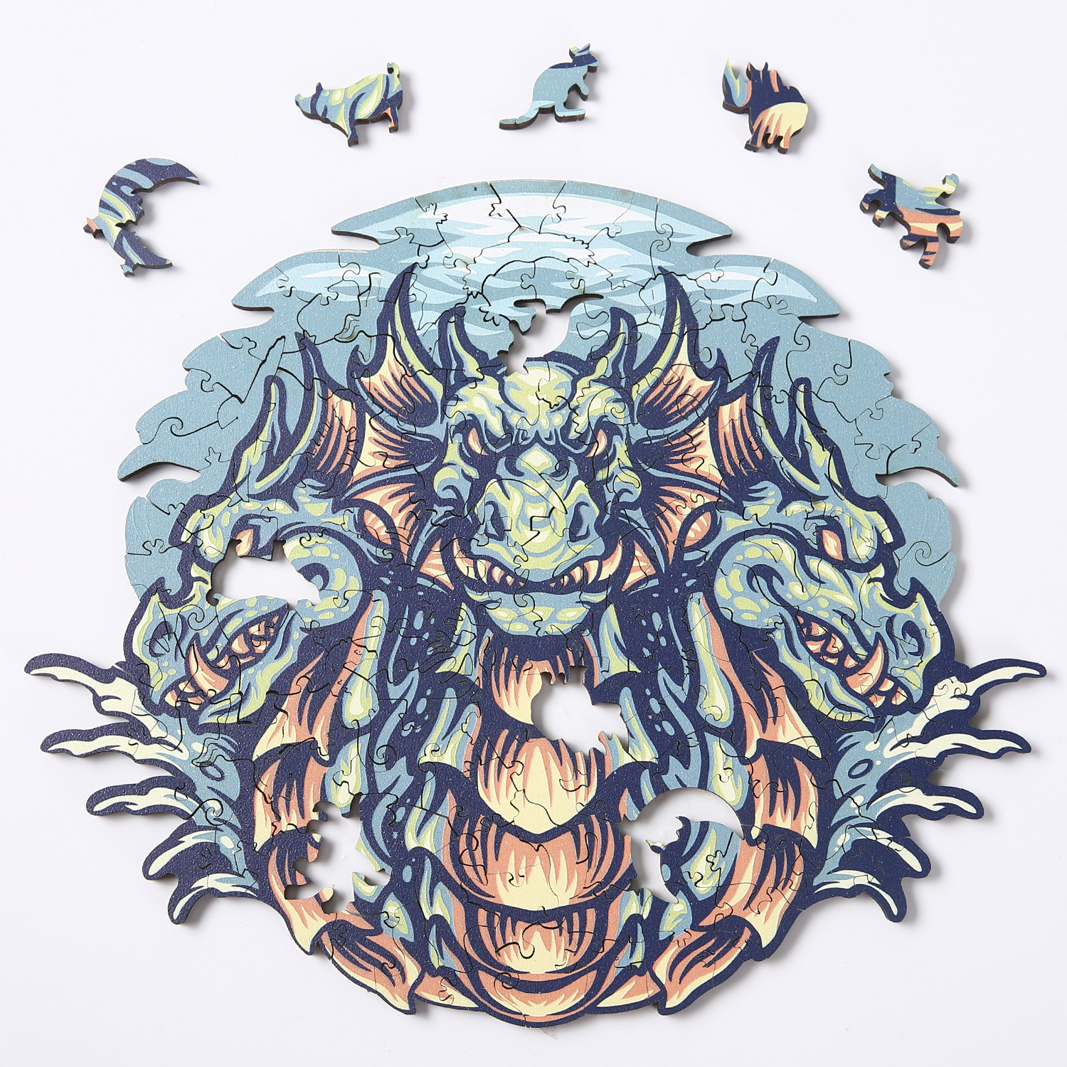 Un puzzle di un drago, con diversi pezzi sparsi.