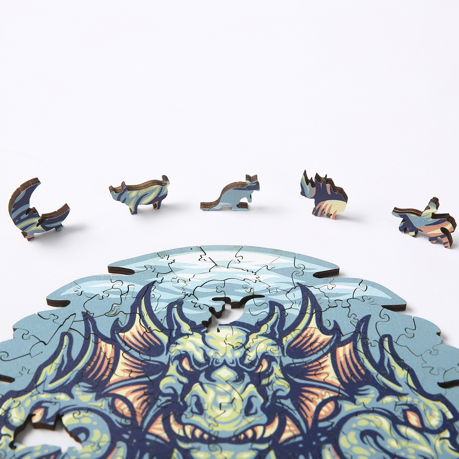 Un puzzle in legno con design a drago, parzialmente assemblato, con pezzi di puzzle in legno sparsi.