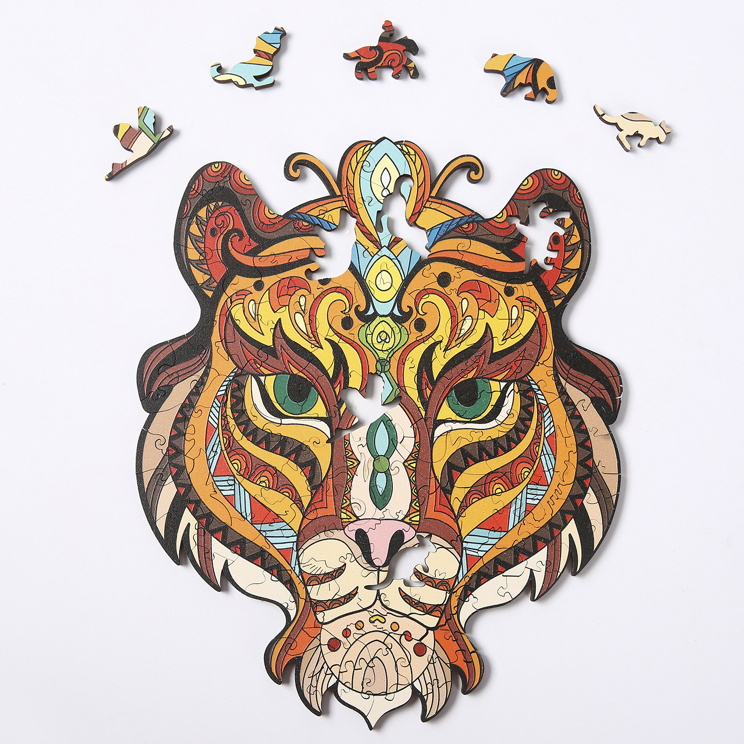 Ein farbenfrohes Holzpuzzle eines Tigergesichts, weißer Hintergrund.
