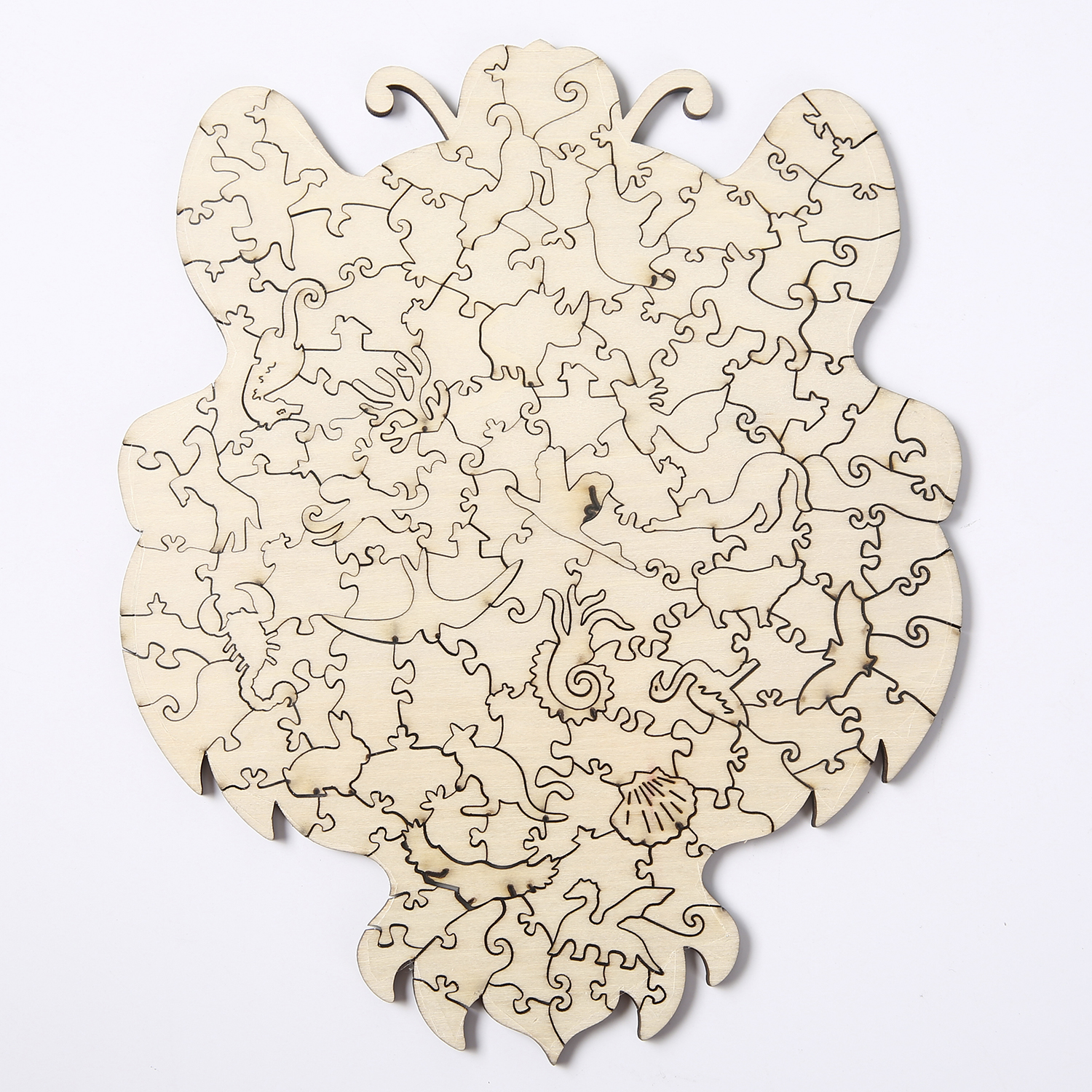 Ein Holzpuzzle in Form eines Bären mit detailliertem Design, auf weißem Hintergrund, mit vielen komplizierten Teilen.
