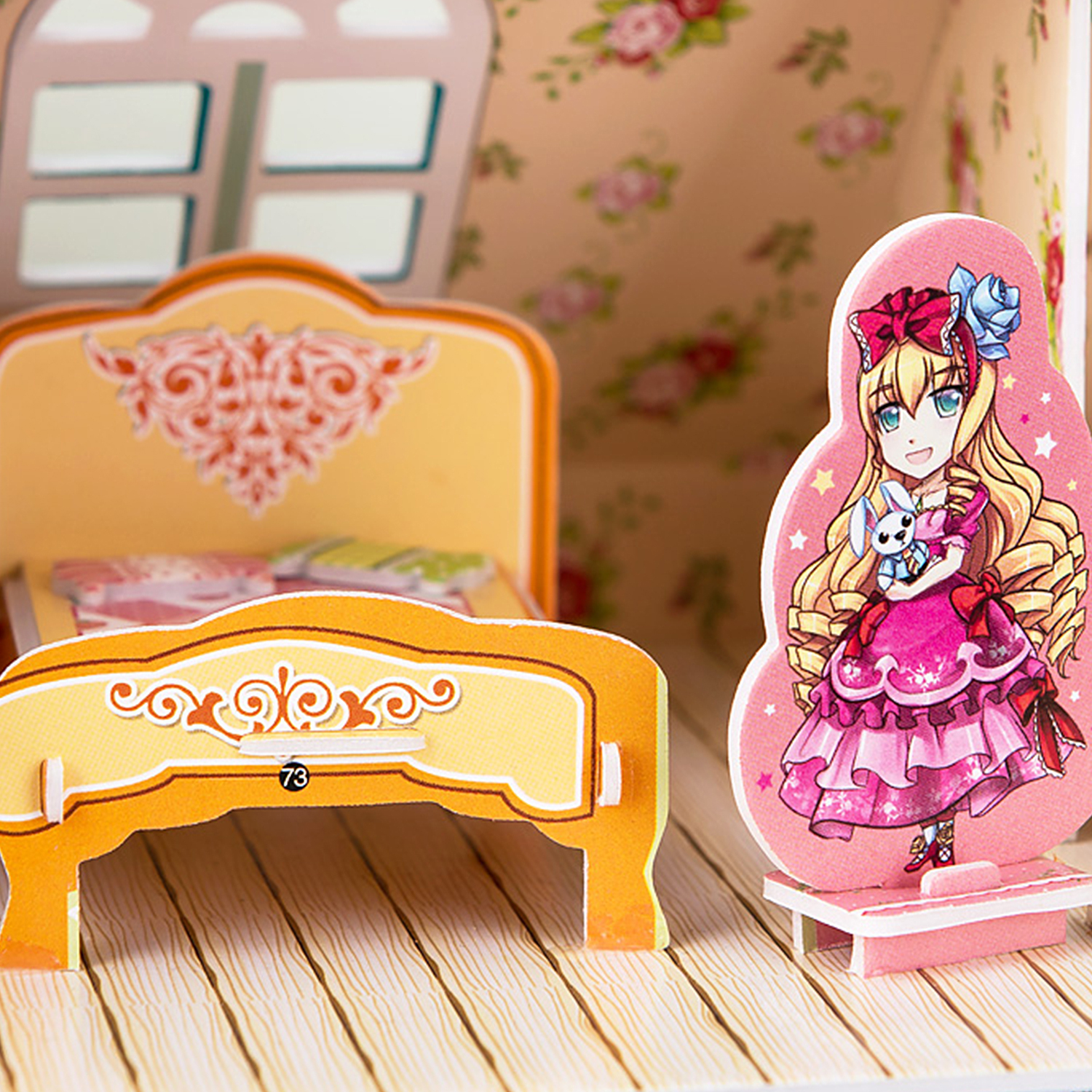 Scena di camera da letto di casa delle bambole con letto, bambola con coniglio e carta da parati floreale.