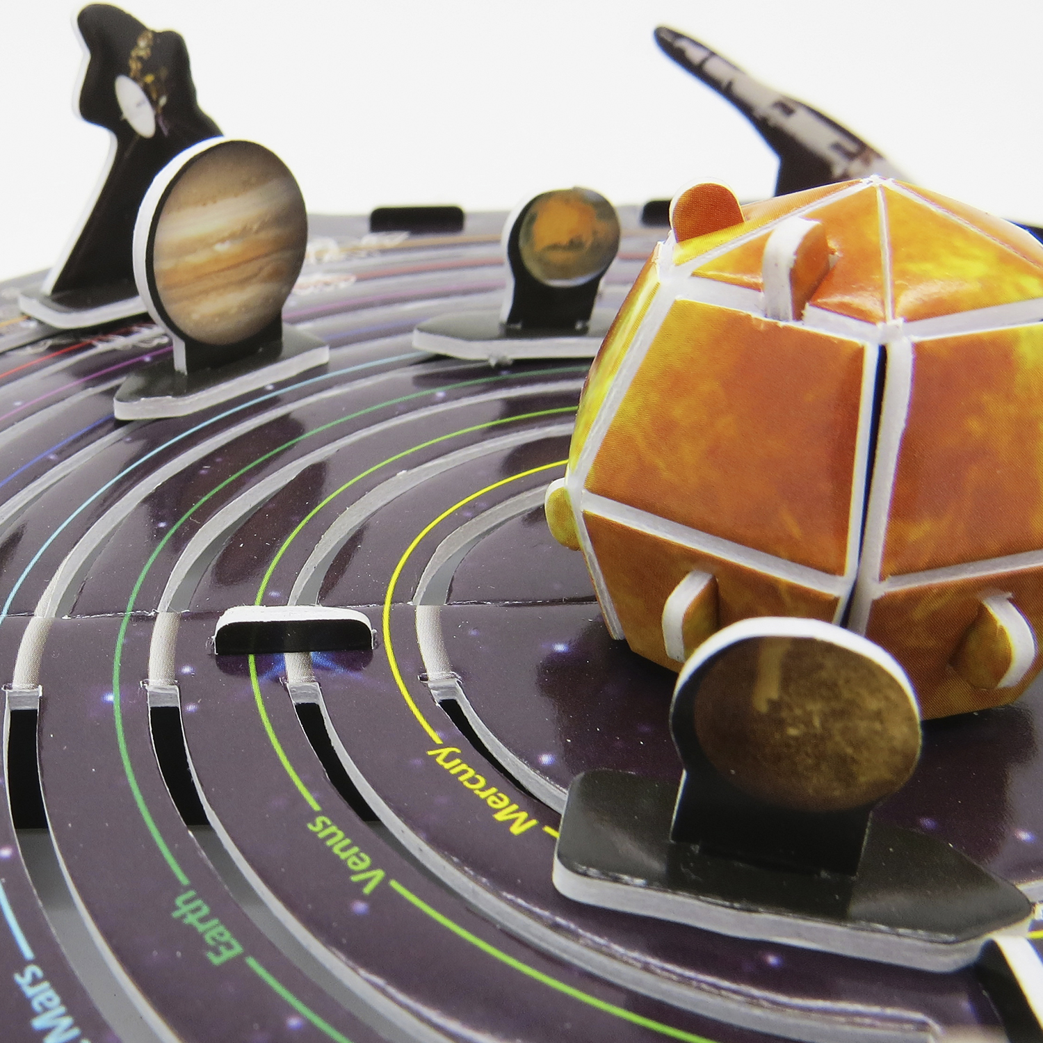 Ein farbenfrohes Modell des Sonnensystems. Es zeigt Planeten und ihre Umlaufbahnen auf einer kreisförmigen Basis.