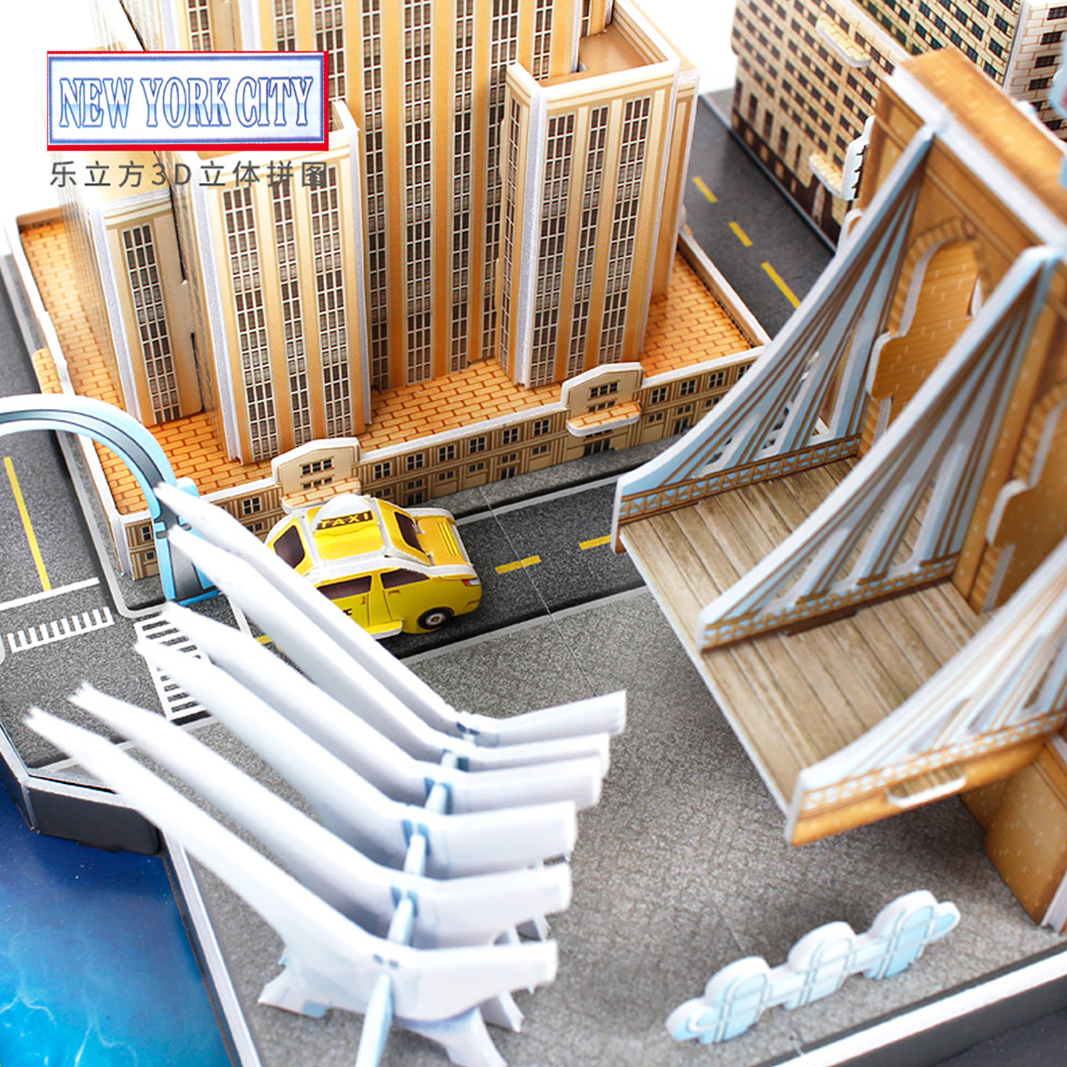 Model Nowego Jorku z wieżowcami, mostami i taksówką.